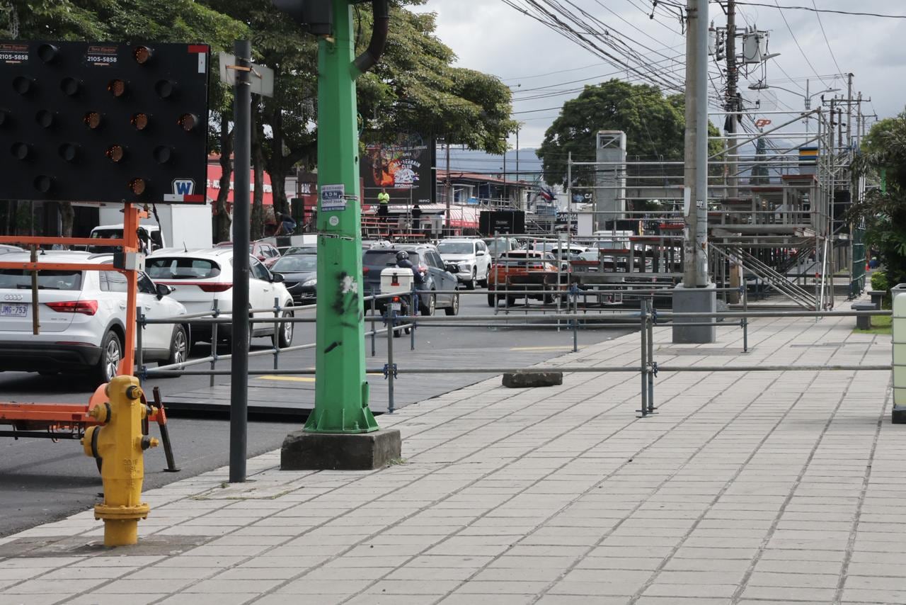 Trabajadores avanzan con el montaje de tarimas y graderías alrededor del Parque Metropolitano La Sabana como parte de los preparativos para el Festival de la Luz 2025 de San José. Foto del 12 de diciembre de 2025.
