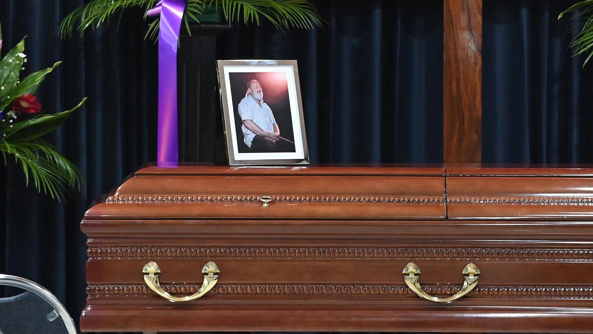 26 de junio del 2025. Funeraria Shalom en Tibás, San José. 18:00 hrs. Funeral del presentador y productor de televisión Nelson Hoffman quién falleció el día de ayer a la edad de 74 años. Cantantes, presentadores de radio y televisión y representantes de Canal 7 estuvieron presentes en el acto fúnebre. En la foto: Foto de don Nelson sobre el féretro. Foto: Albert Marín.