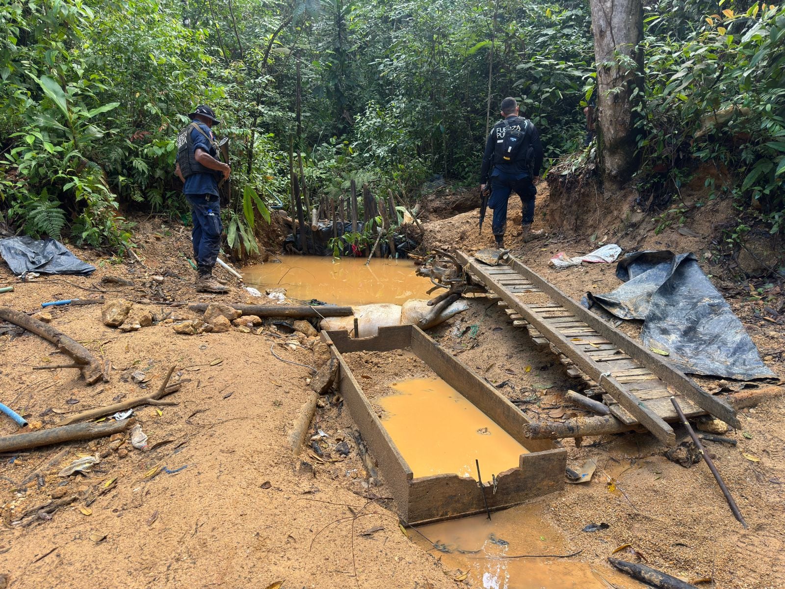 La Fuerza Pública detuvo a seis oreros y decomisó varios artículos para procesar el mineral que se extrae de manera ilegal en Crucitas de San Carlos.