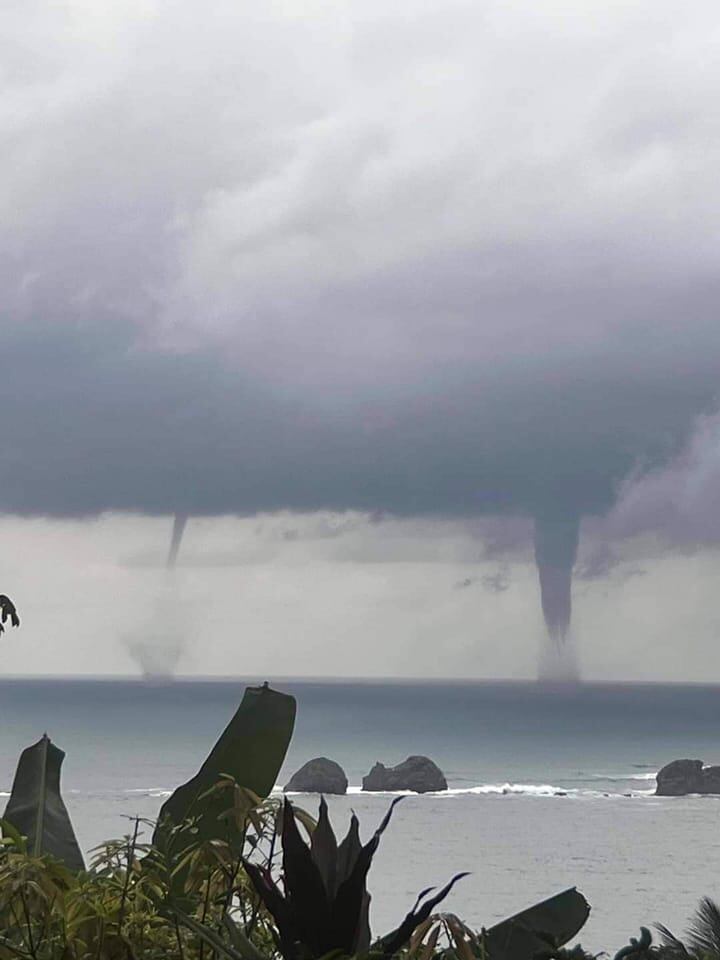 El domingo dos trombas fueron observadas frente al Parque Nacional Marino Ballena en Osa., donde las nubes de cúmulonimbos han generado lluvias vespertinas este mes. Foto: Cortesía Osa Informativo.
