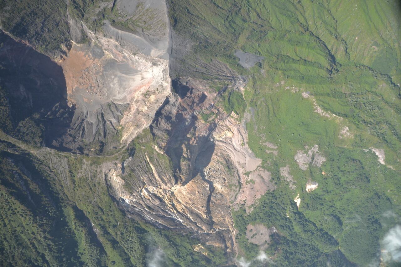 Cuatro días después del último deslizamiento, el Ovisocri realizó este sobrevuelo. En la parte superior izquierda, en tono café, se ve parte del material que cayó en el cráter del Irazú.Foto: Cortesía Federico Chavarria-Kopper