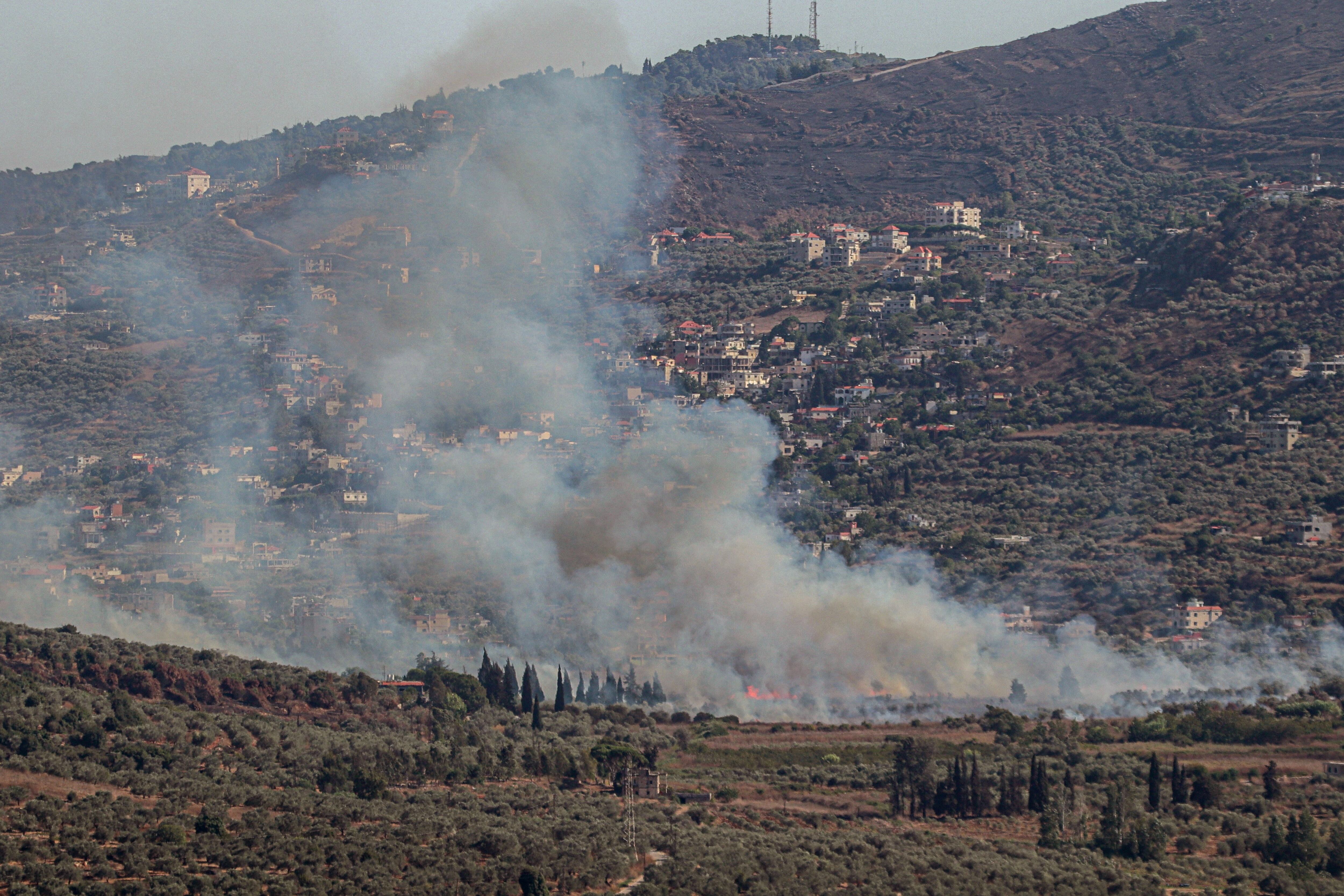 El humo se eleva desde un sitio atacado por el ejército israelí en la aldea fronteriza de Kafr Kila, en el sur del Líbano.
