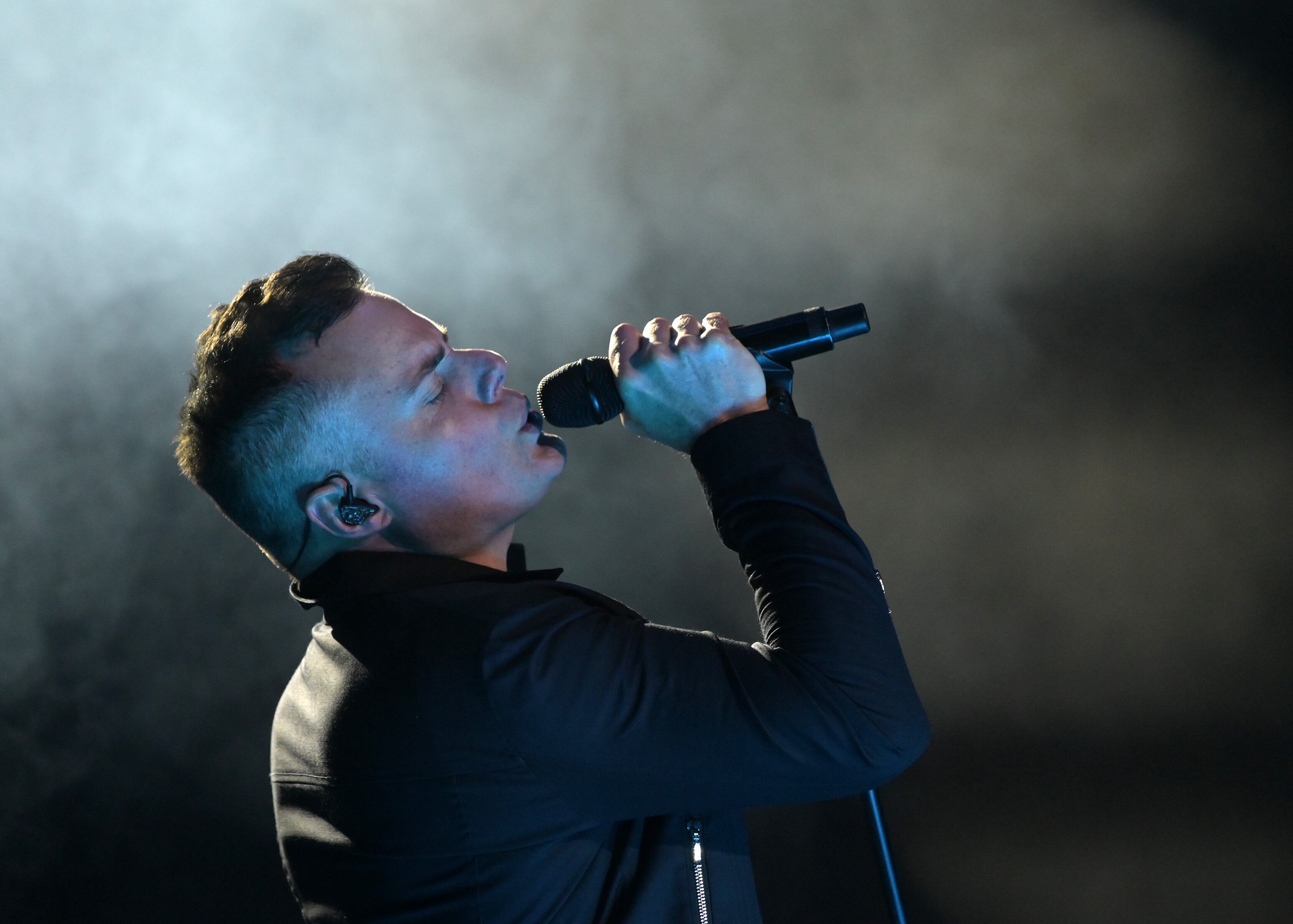 Marc Martell en concierto cantando.