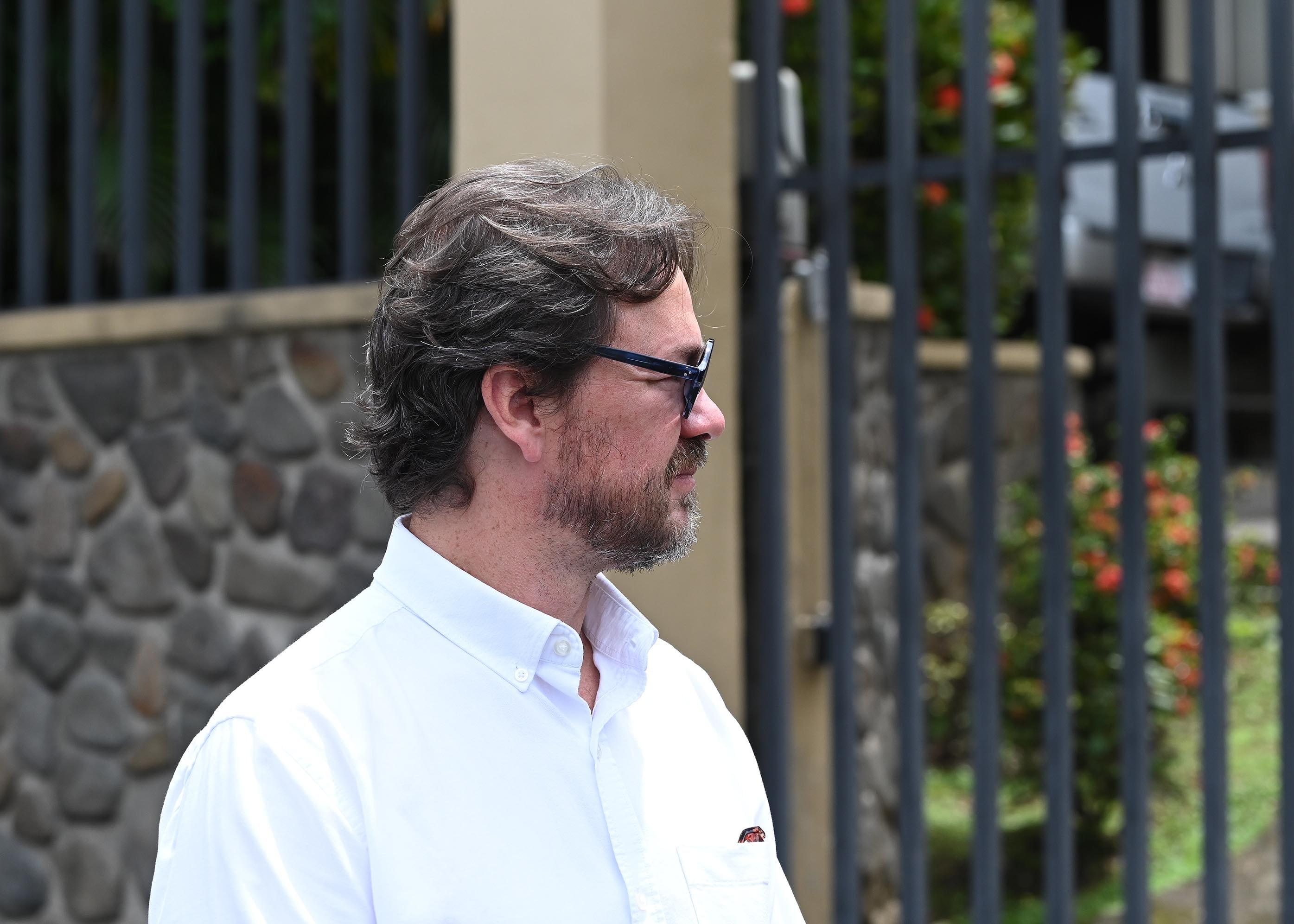 03 de setiembre del 2025. Físcalía geneal en San José. Federico Cruz conocido como Choreco se presentó junto a su abogado Gerardo Chávez ante la fiscalía general en San José. Fiscalía toma declaración a Choreco por presunta transferencia de $32.000 provenientes de contrato de BCIE. En la foto: Federico Cruz junto a su abogado Gerardo Chávez salen de la fiscalía. Foto: Albert Marín.