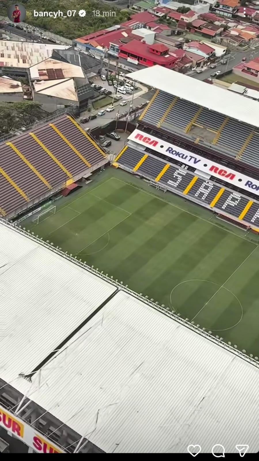 Un helicóptero aterrizó en la explanada oeste del estadio Saprissa, este miércoles.