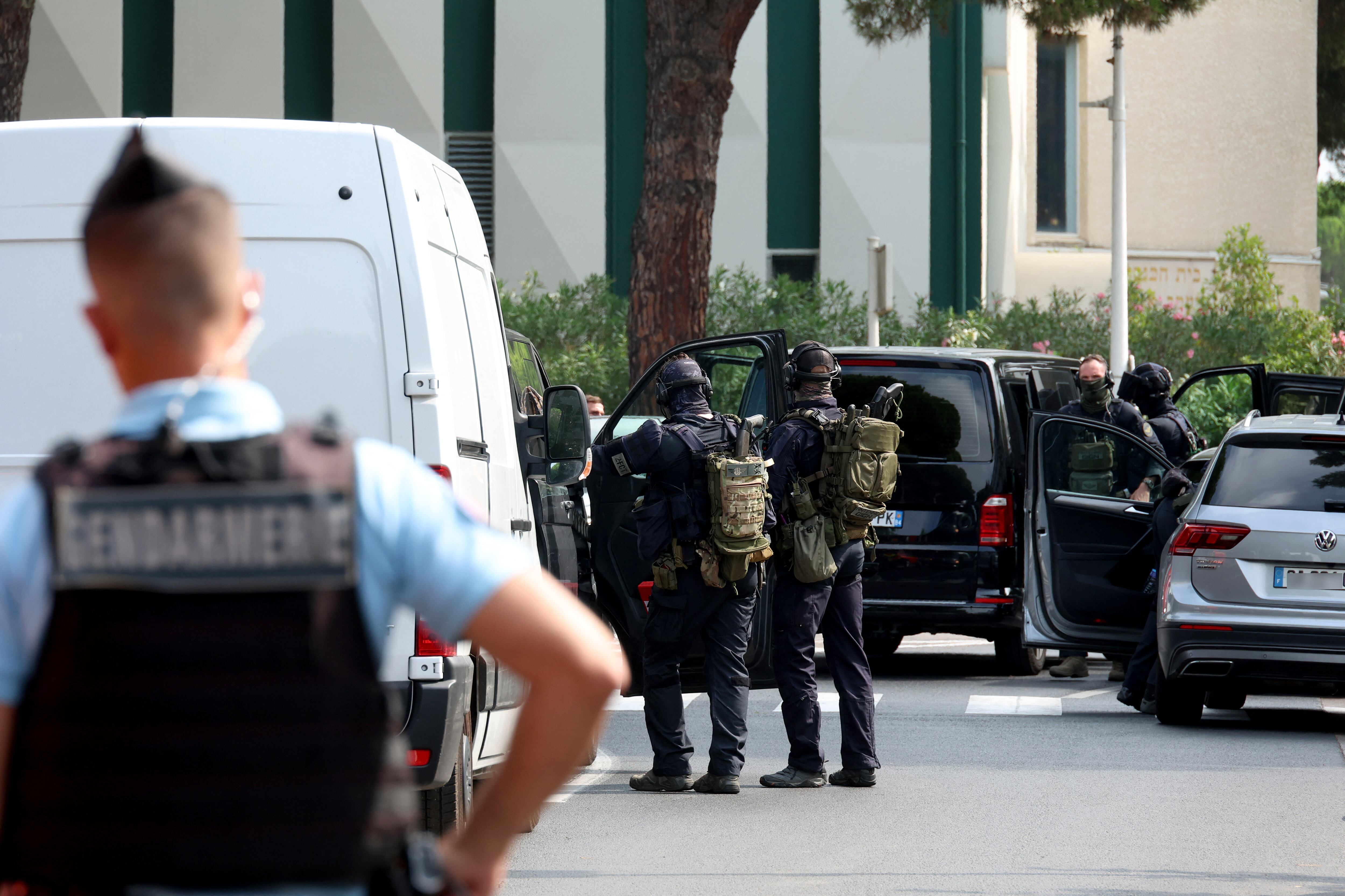 Agentes de la policía se encuentran frente a una sinagoga tras el incendio y la explosión de dos carros en La Grande-Motte, en el sur de Francia, el hecho ocurrió este sábado. Foto: Pascal GUYOT / AFP