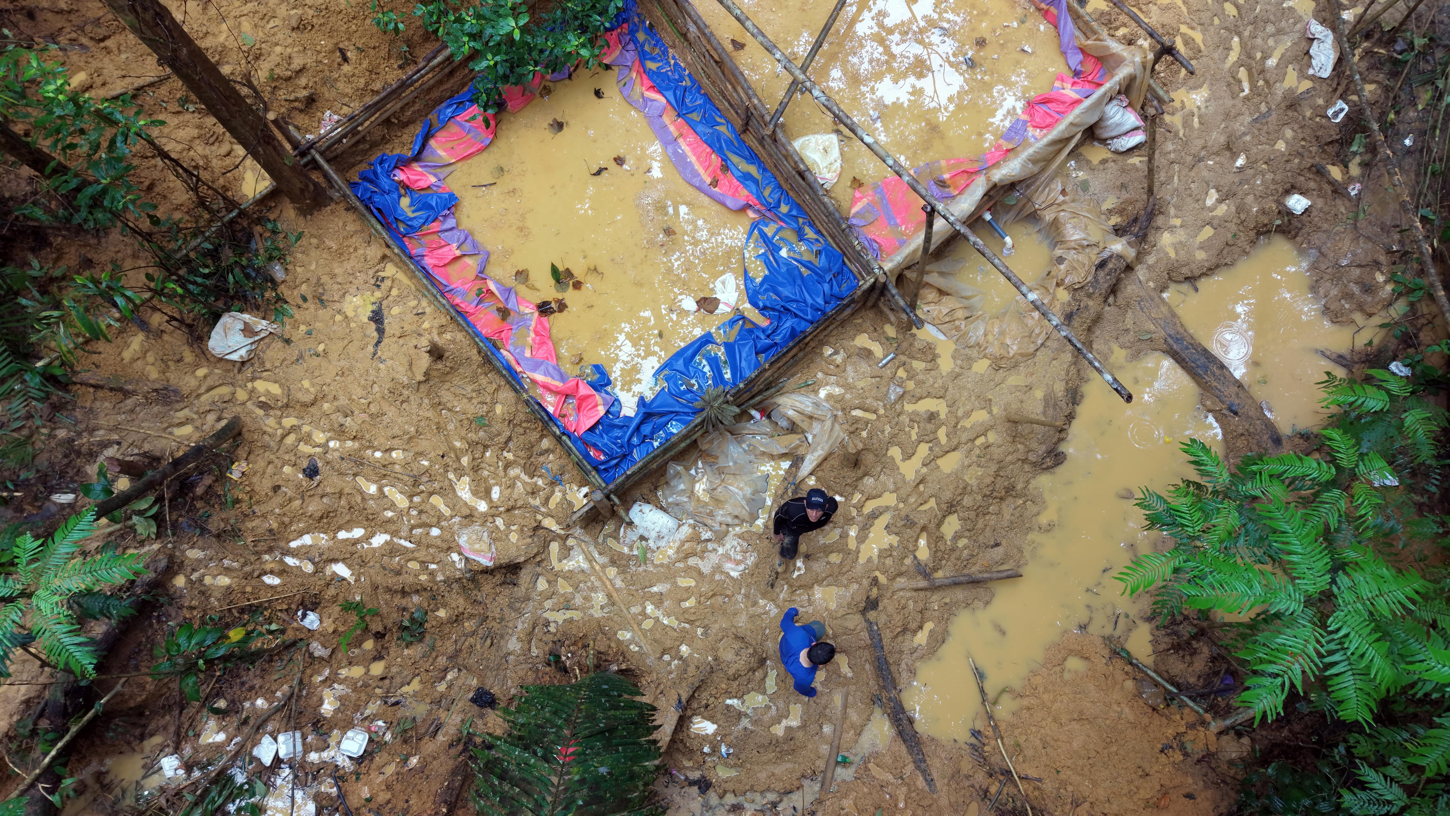 Túneles de extracción ilegal de 20 a 30 metros de profundidad en el cerro Conchudita.