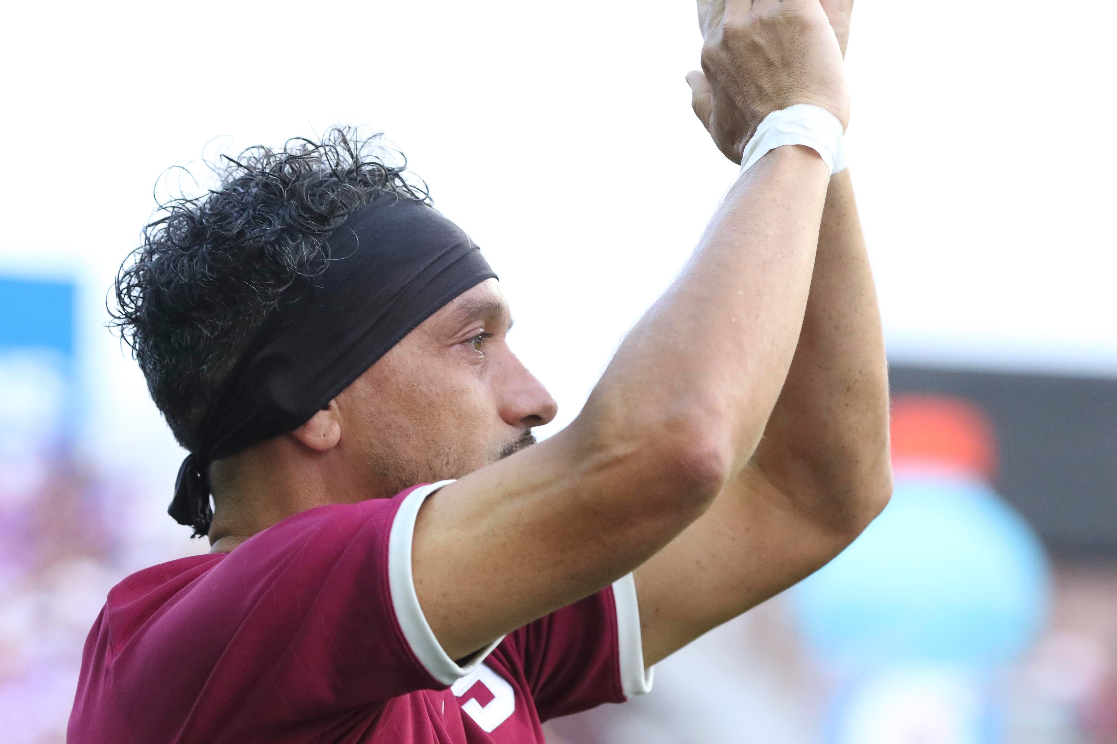 Christian Bolaños recibe el aplauso de la afición el día de su retiro con Saprissa, el 17 de diciembre de 2023.