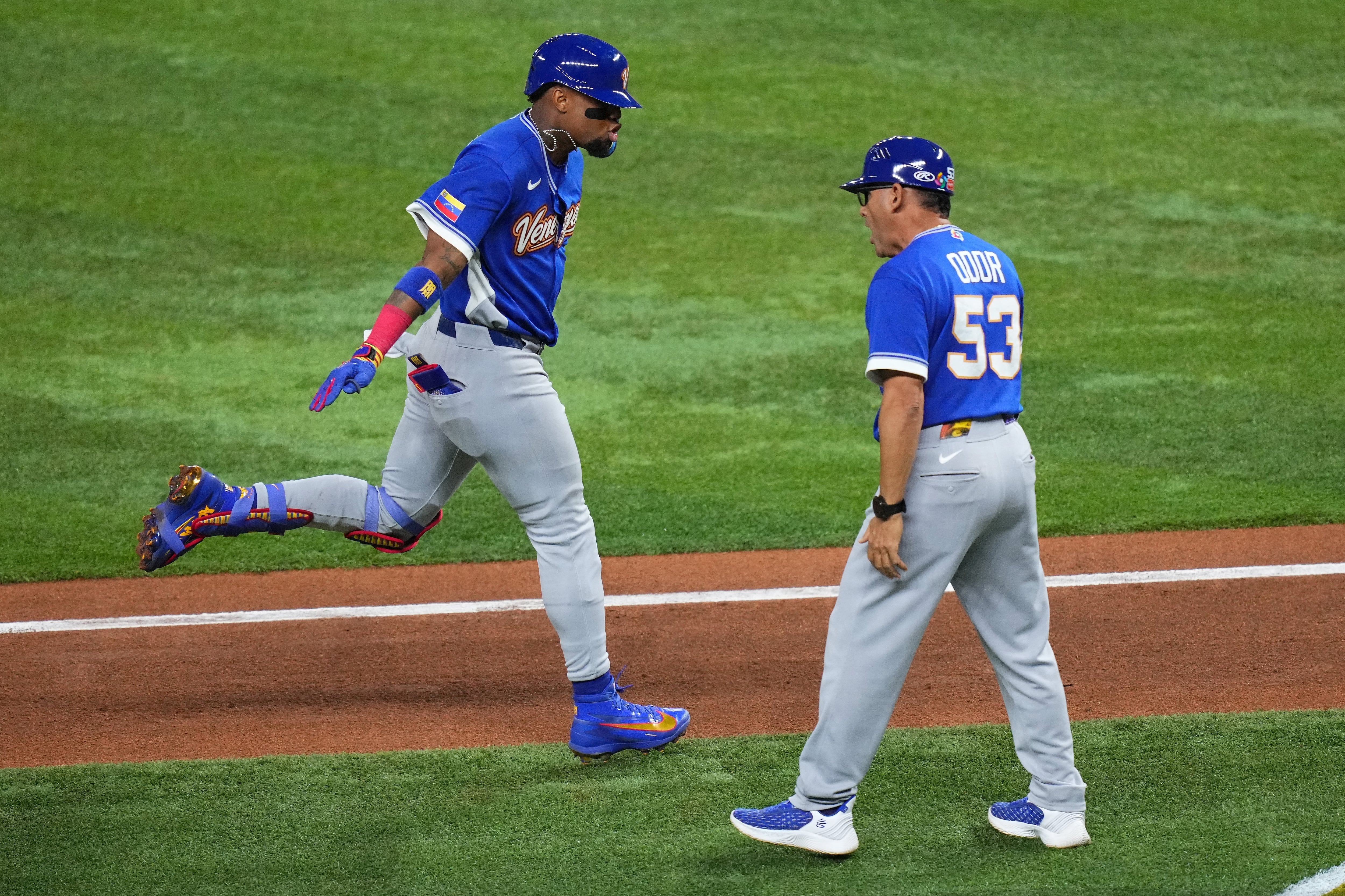 Ronald Acuña Jr. abrió el juego ante Japón con un jonrón en el primer turno al bate, encendiendo a la afición venezolana.