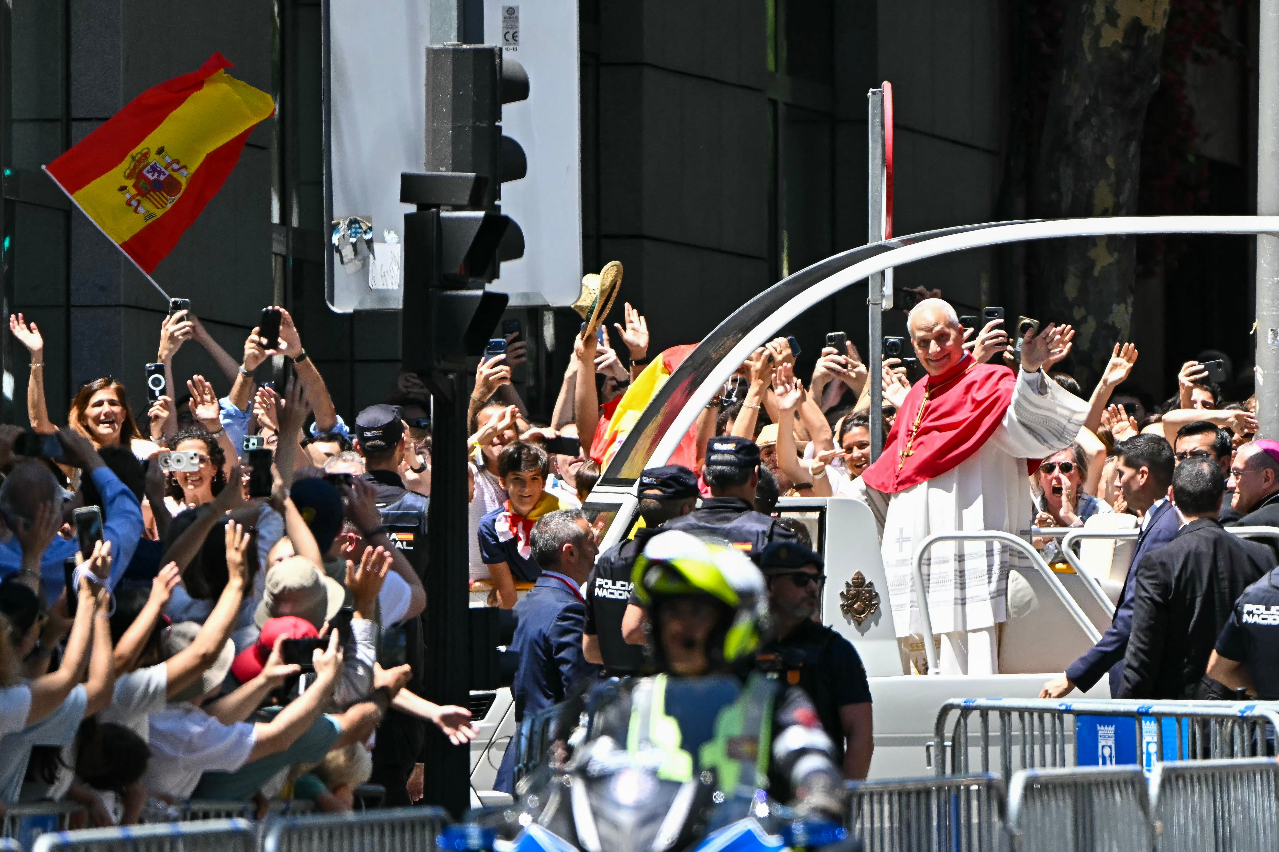 El papa León XIV saluda desde su papamóvil a los fieles en Madrid el 6 de junio de 2026. El papa León XIV visita España del 6 al 12 de junio, con paradas en Madrid, Barcelona y las Islas Canarias, donde se reunirá con migrantes y organizaciones dedicadas a ayudarlos.