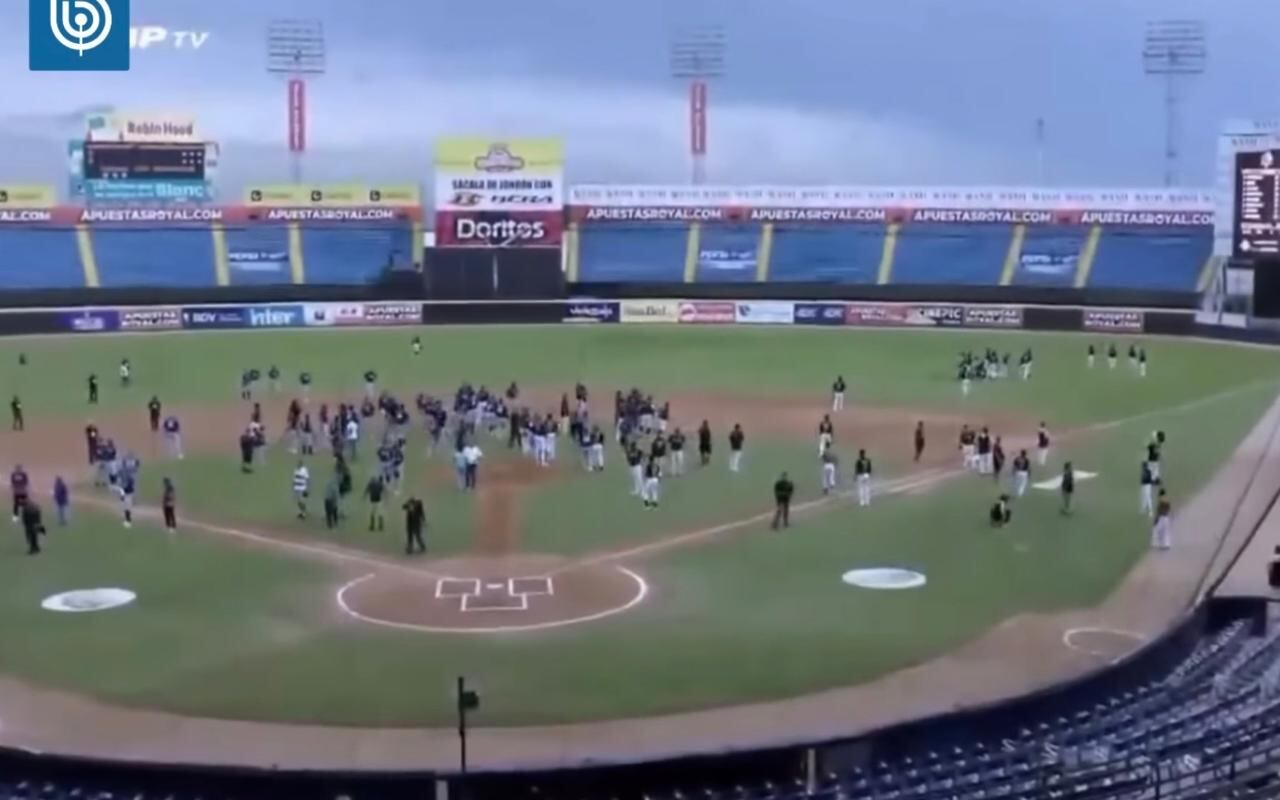 Jugadores se reúnen en el centro del estadio de Caracas en medio de la conmoción por el terremoto que sacuió Venezuela este 24 de junio.