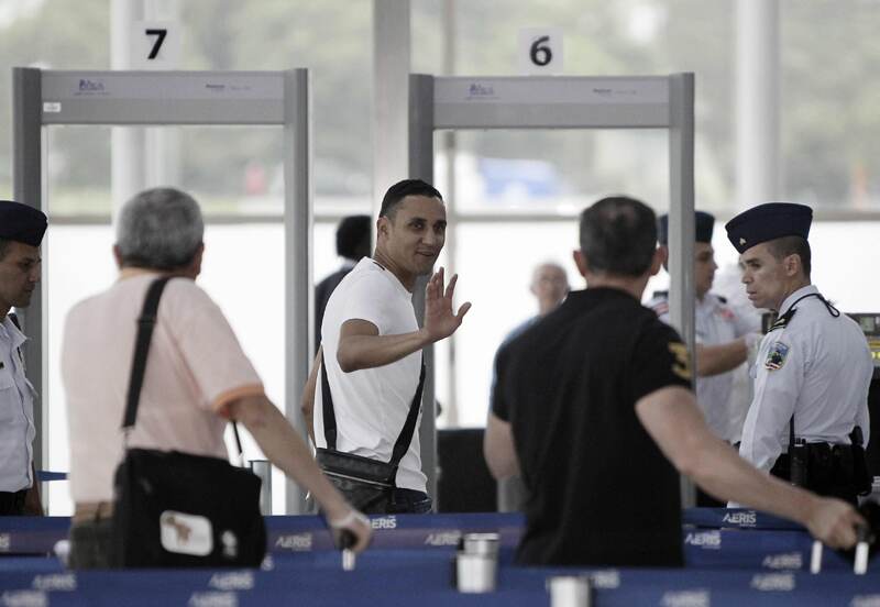 Keylor Navas partió ayer en horas de la tarde hacia Madrid. A su salida en en aeropuerto Juan Santamaría se despidió de todos los aficionados que le desearon suerte en su aventura. | EFE