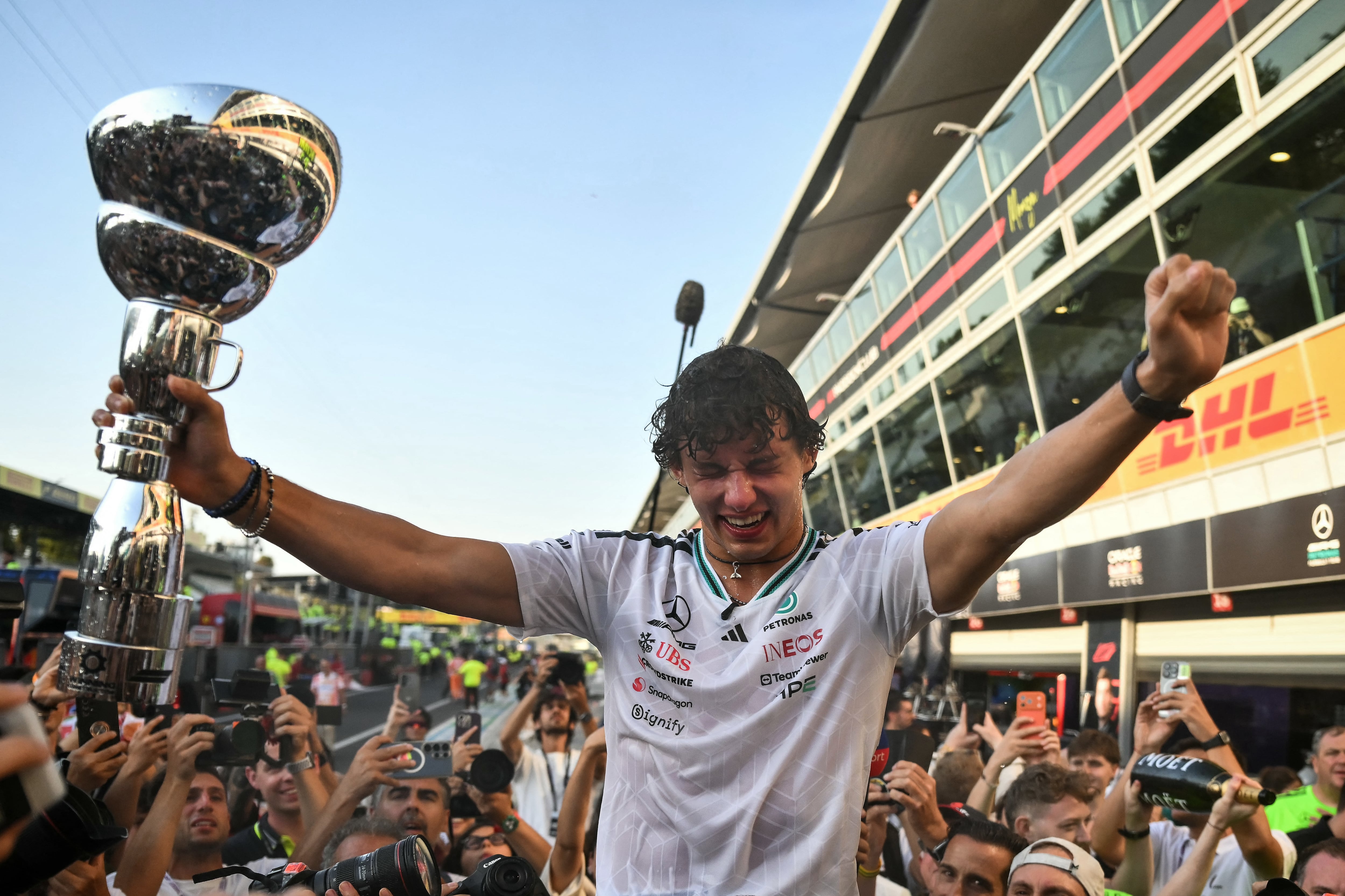 El piloto itlaiano de Mercedes Kimi Antonelli festeja tras su victoria en el Gran Premio de Italia en el Autódromo Nacional de Monza, al norte del país.