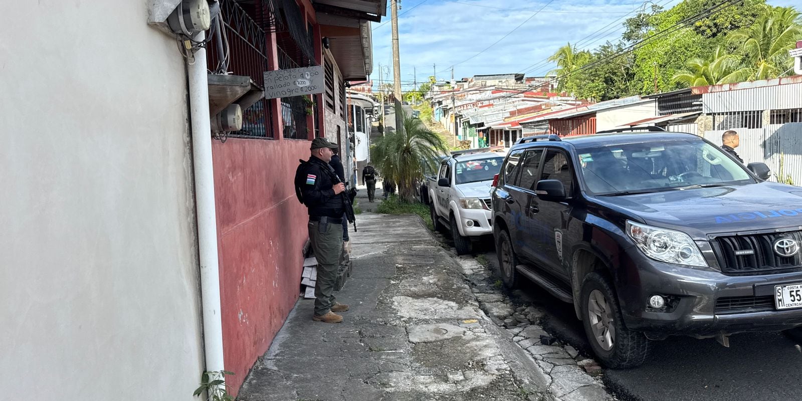 OIJ, Fuerza Pública y Policía Municipal de Limón buscan a la madre del bebé cuyo cuerpo fue entrado en un camión de basura en la comunidad de Pacuare.
