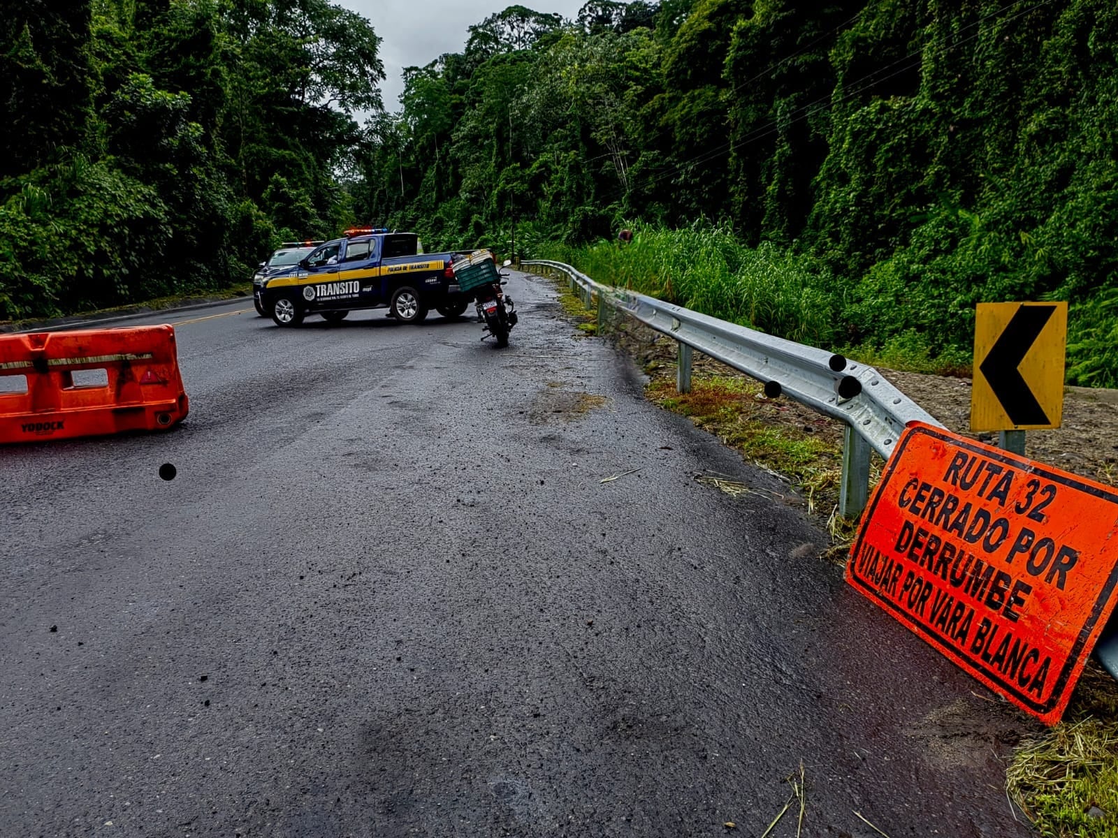 Oficiales de tránsito pusieron barreras y vehículos este viernes 21 de noviembre para prevenir el paso de conductores por la ruta 32. Fotografía: