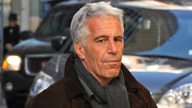 Víctimas y congresistas critican censura de documentos publicados del caso Epstein