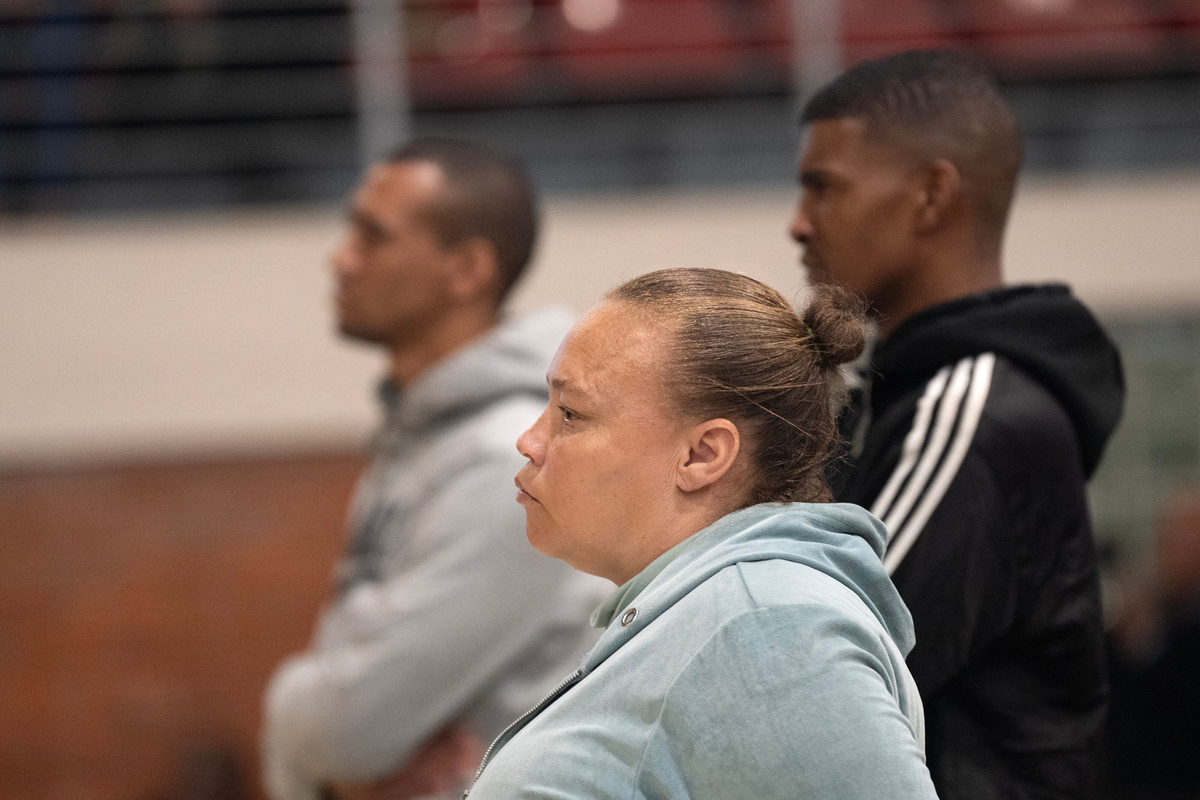 Raquel "Kelly" Smith este jueves en el tribunal mientras el juez dicta sentencia contra ella y su coacusado, por los cargos de secuestro y trata de personas de Joshlin Smith, su hija desaparecida, en la bahía de Saldanha. Fotografía: