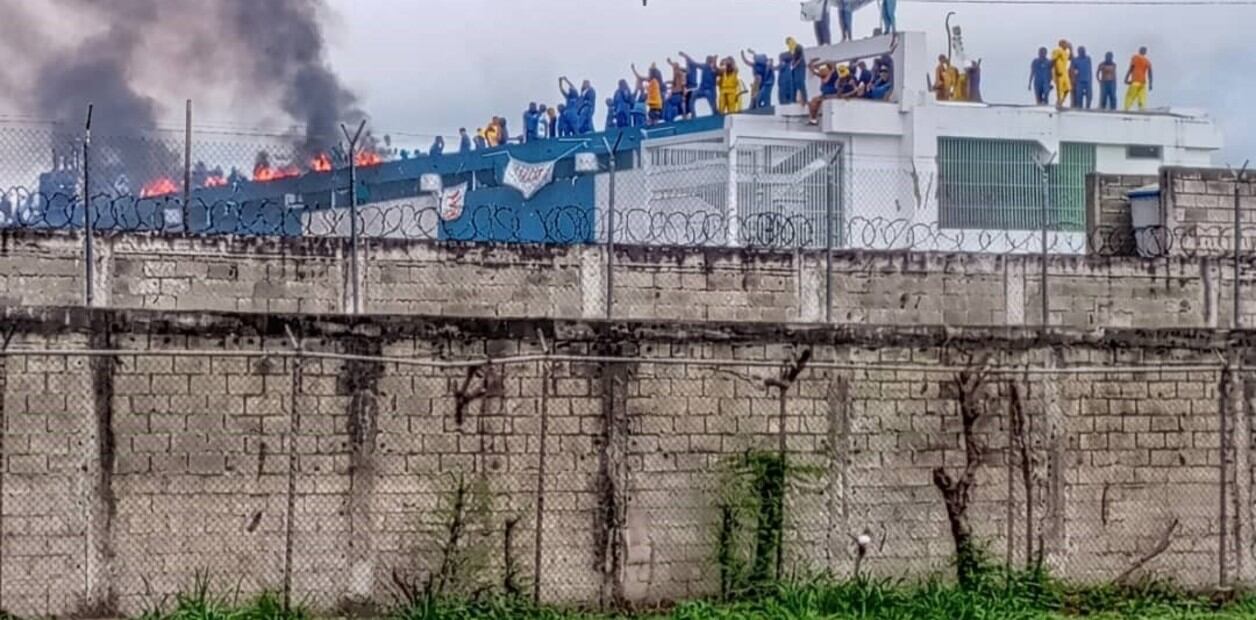 Imágenes muestran objetos destrozados sobre el piso en medio del caos, al tiempo que se puede escuchar a los prisioneros asegurando que se trata de una “huelga pacífica”.