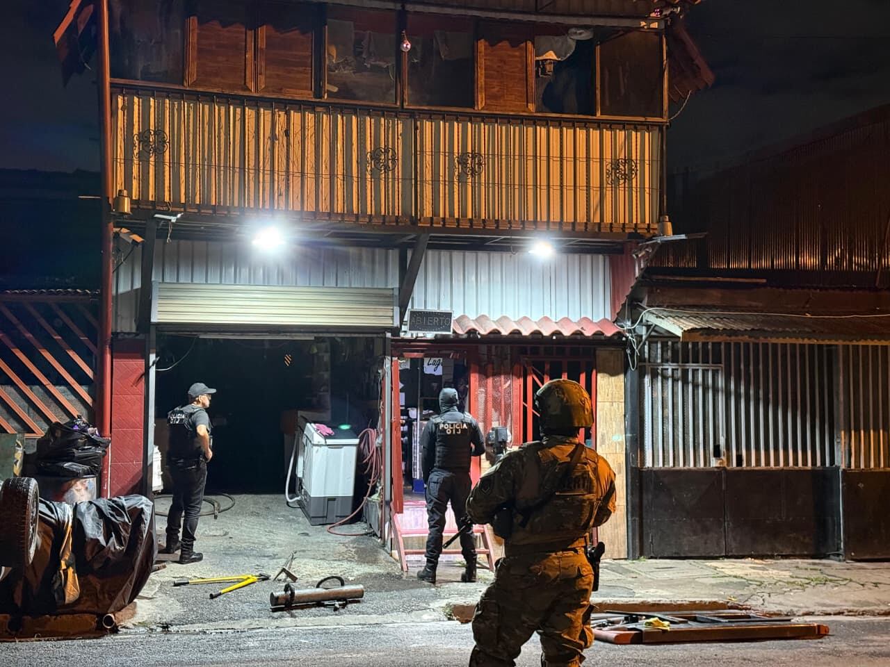 Agentes del OIJ frente a una casa.