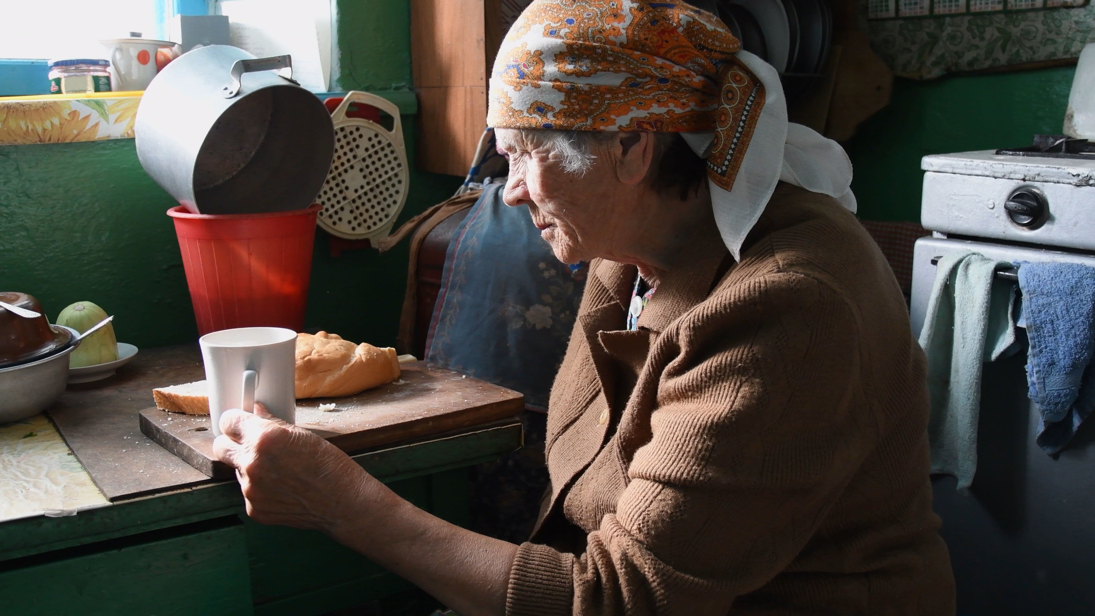 Una mujer de 80 años toma su desayuno.