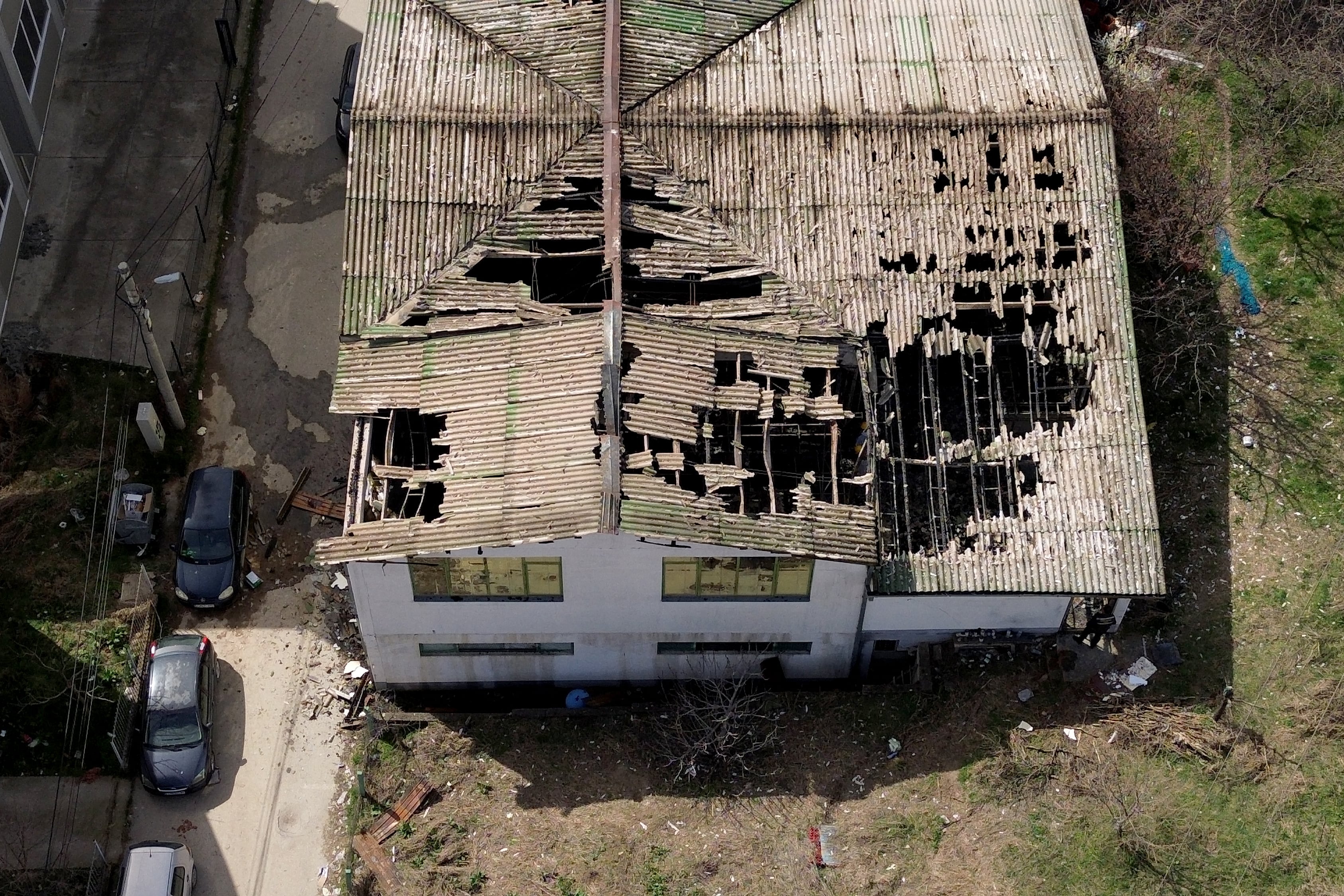 Vista aérea este domingo que muestra la discoteca incendiada en Kocani, ciudad a unos 100 kilómetros al este de Skopie, la capital de Macedonia. El gobierno ya ordenó la captura de cuatro personas por lo ocurrido. Fotografía: