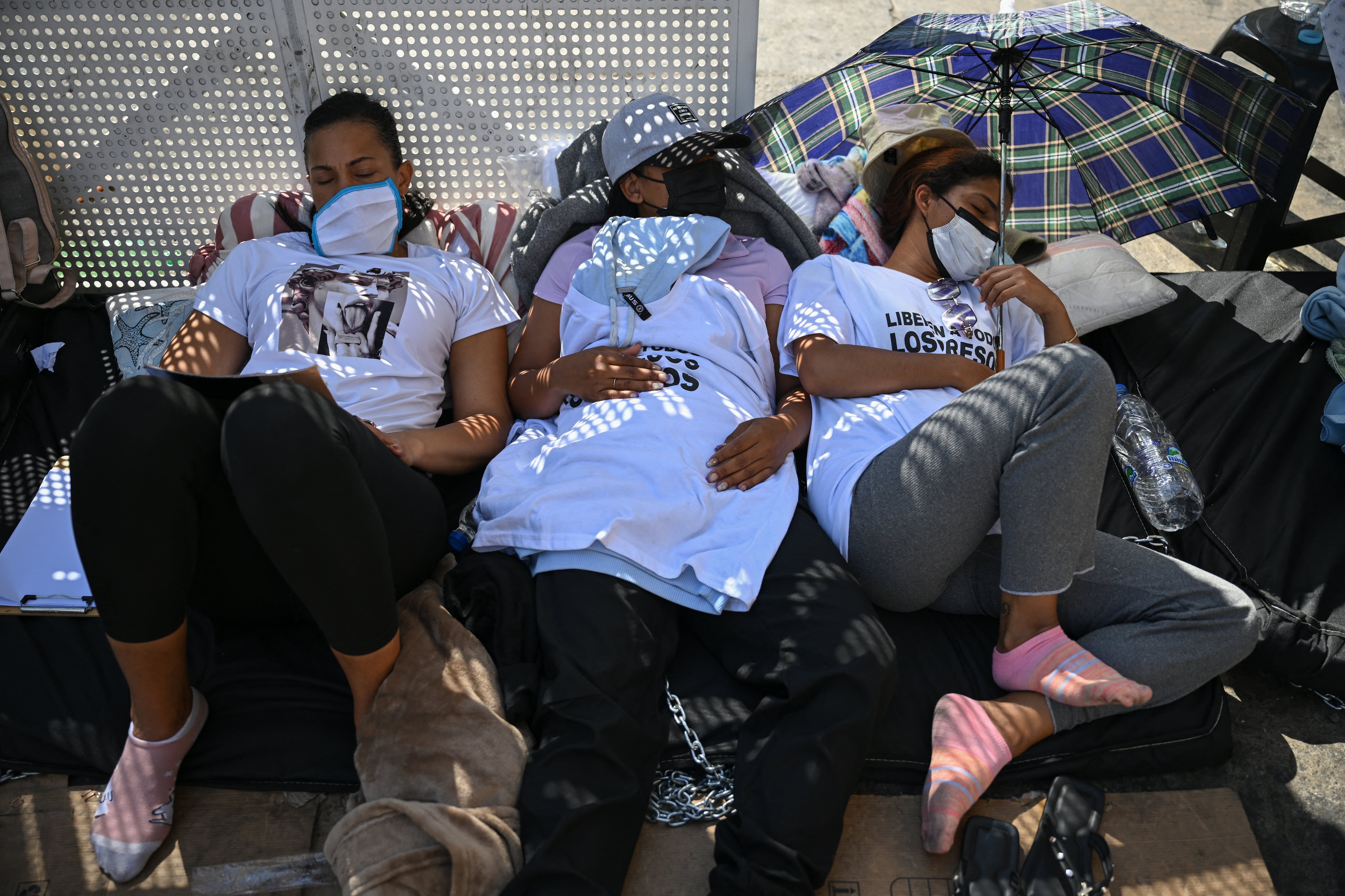 Aunque 17 presos políticos fueron excarcelados en la madrugada del 14 de febrero, familiares y activistas siguen en protesta para que se libere a todos los detenidos considerados injustamente encarcelados.