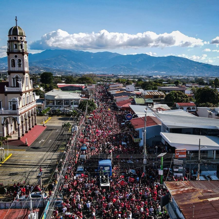 El liguismo abarrotó la calle ancha de Alajuela, celebrando el campeonato nacional con los jugadores de Liga Deportiva Alajuelense.