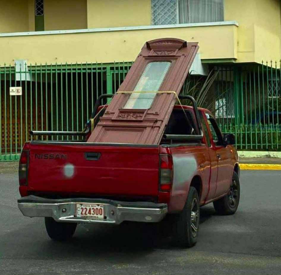 Un par de puertas del Teatro Nacional fueron trasladadas en un pick-up.