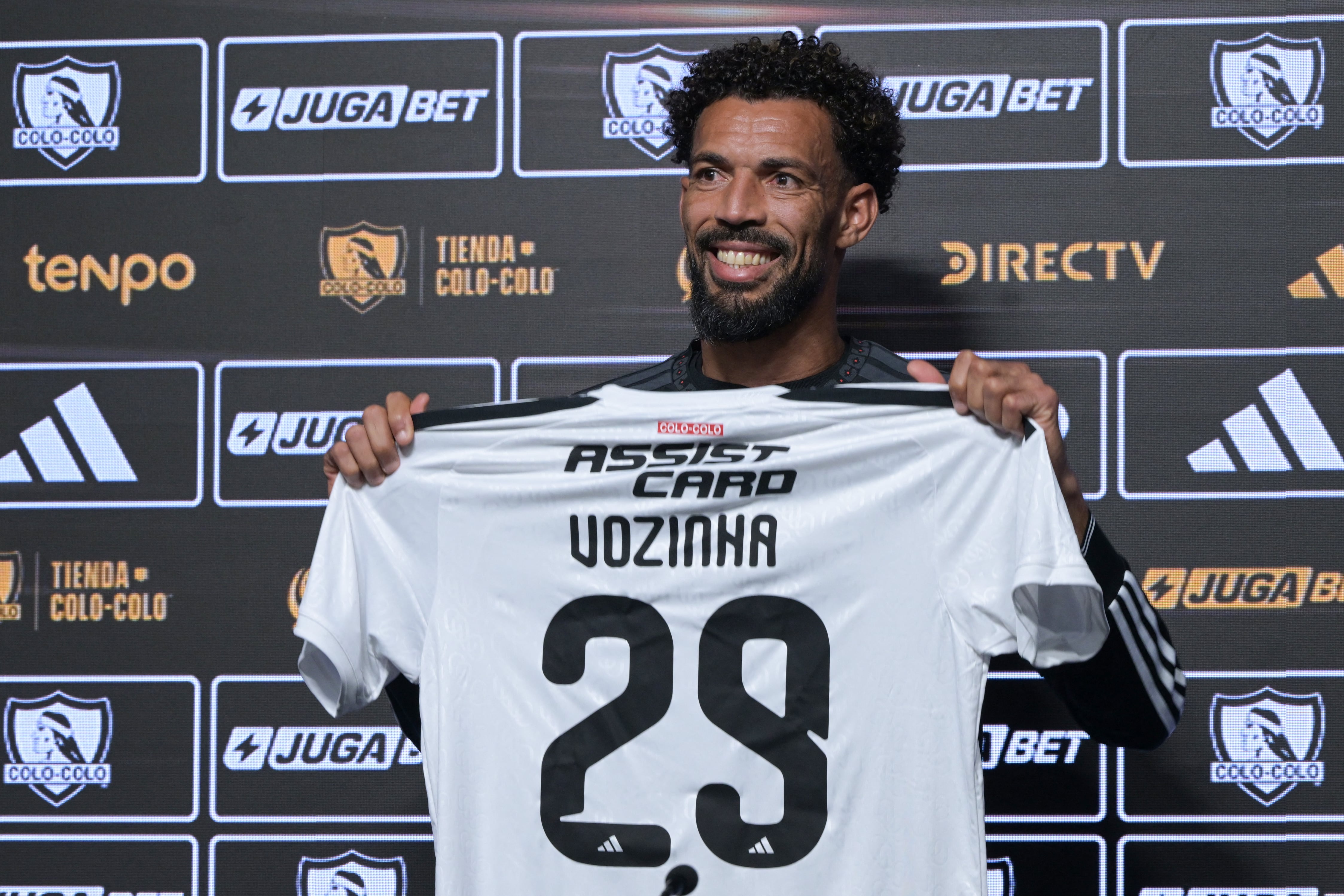 El arquero de Cabo Verde Vozinha muestra su uniforme durante la presentación con el Colo Colo de Chile, en el Estadio Monumental de Santiago.