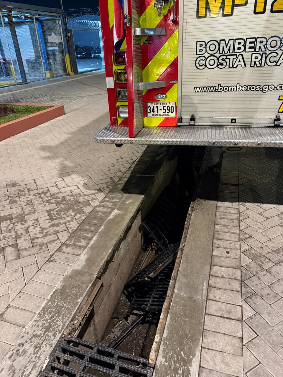 Tras el paso de este camión de bomberos, el nuevo bulevar de San José perdió algunas de sus parrillas pluviales.