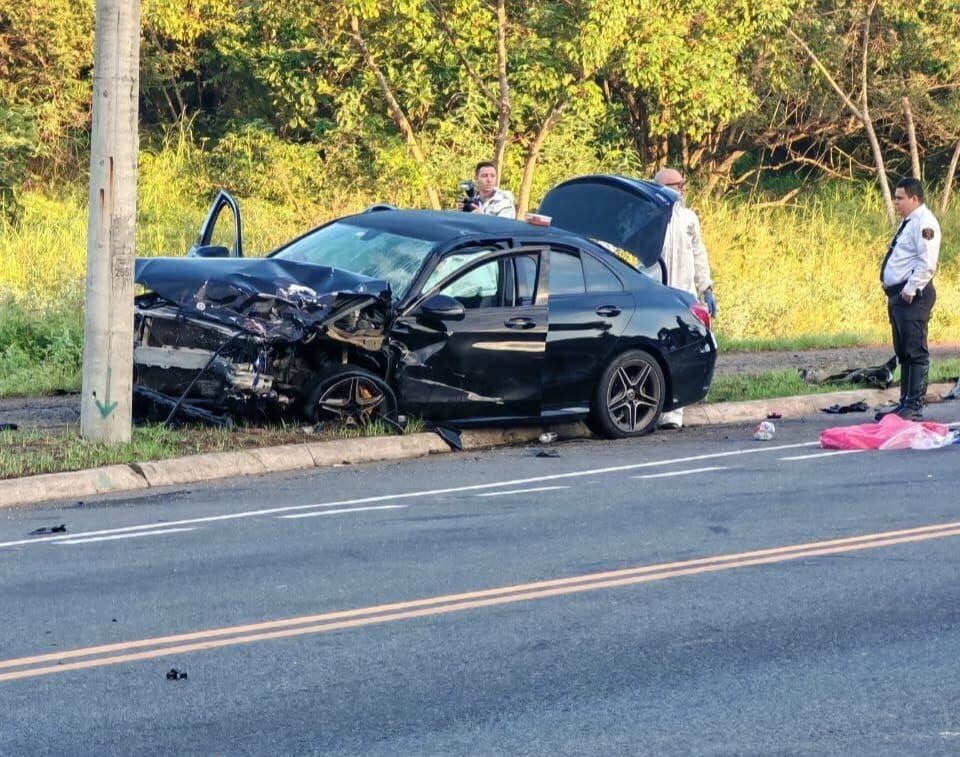 Uno de los autos involucrados en el mortal percance ocurrido en la Roca de Caldera en Esparza de Puntarenas, quedó sobre la acera.