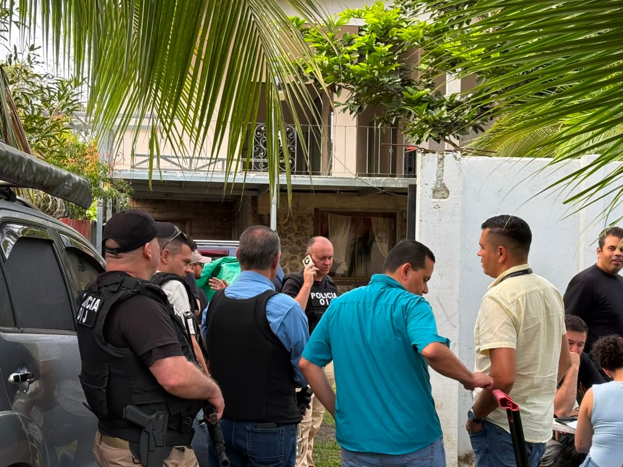 Una vivienda de dos pisos en remodelación, ubicada en una pequeña quinta y con piscina, era el principal punto de operaciones de la organización conocida como los Sicarios, dedicada a la venta de drogas y créditos gota a gota. El líder alias Sicarito y su mamá venían a este punto los fines de semana a recoger las ganancias producto de la ilícita actividad.