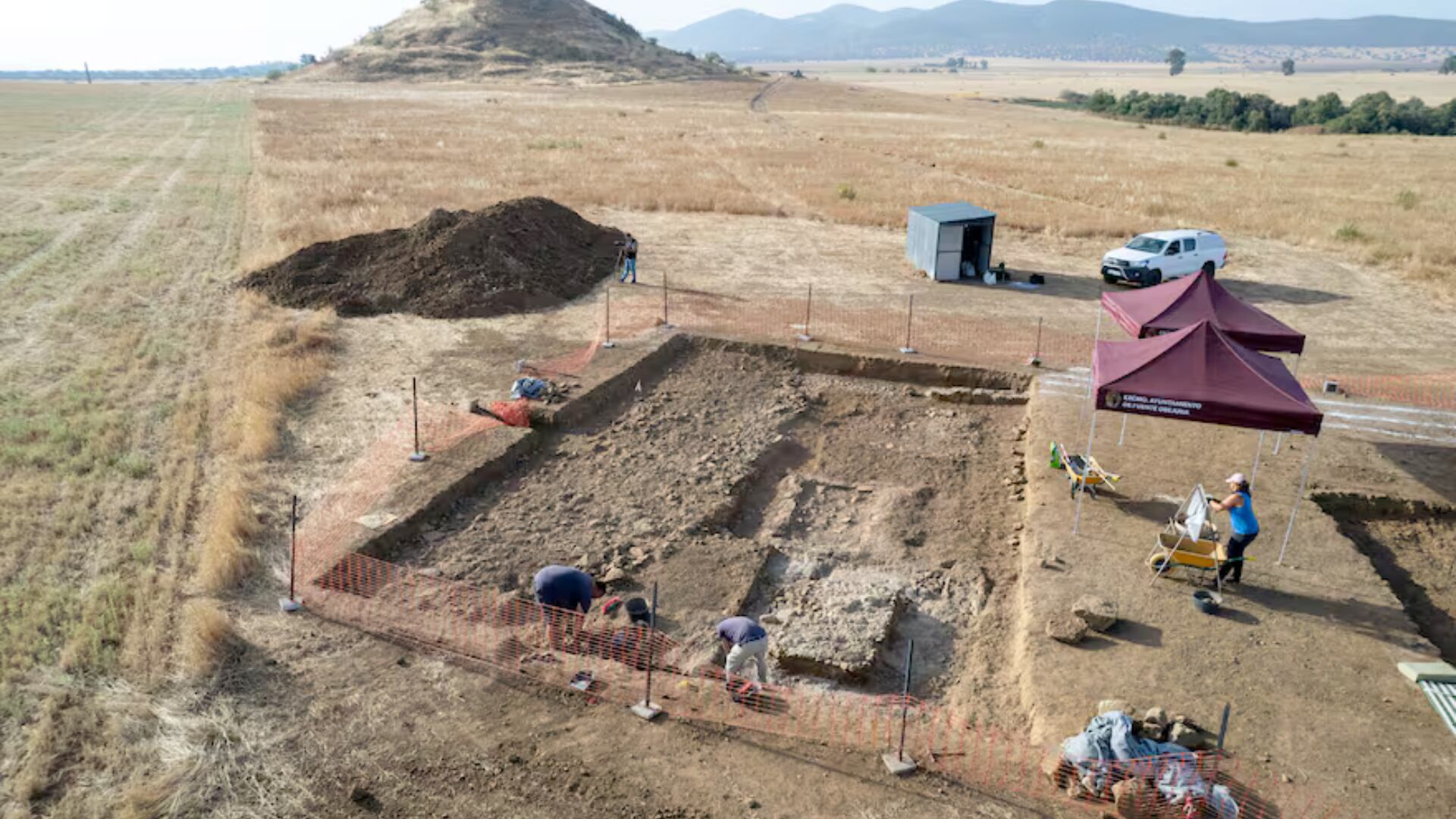 Una calzada romana de 1.160 metros y monumentos funerarios aparecieron en Córdoba. El descubrimiento explica la logística minera del Imperio romano en Hispania.