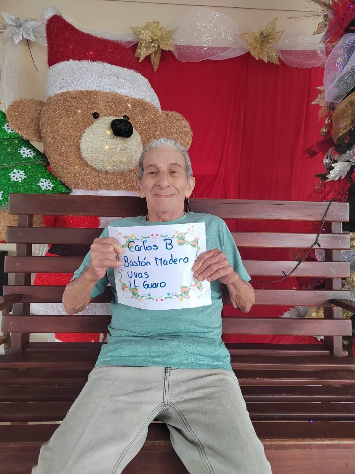Cuando le preguntaron a don Carlos qué quería para Navidad, no lo dudó y de inmediato añadió a su lista de deseos un litro de guaro, sin especificar alguna marca. Foto: Facebook