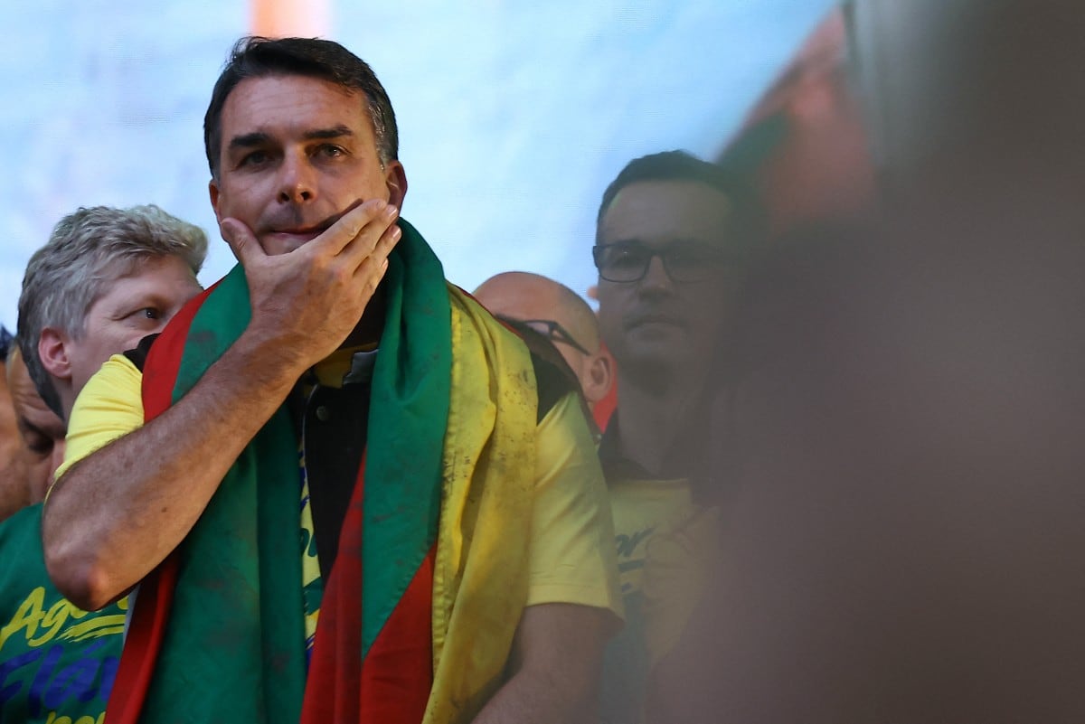 El senador conservador Flávio Bolsonaro huyó a Estados Unidos.