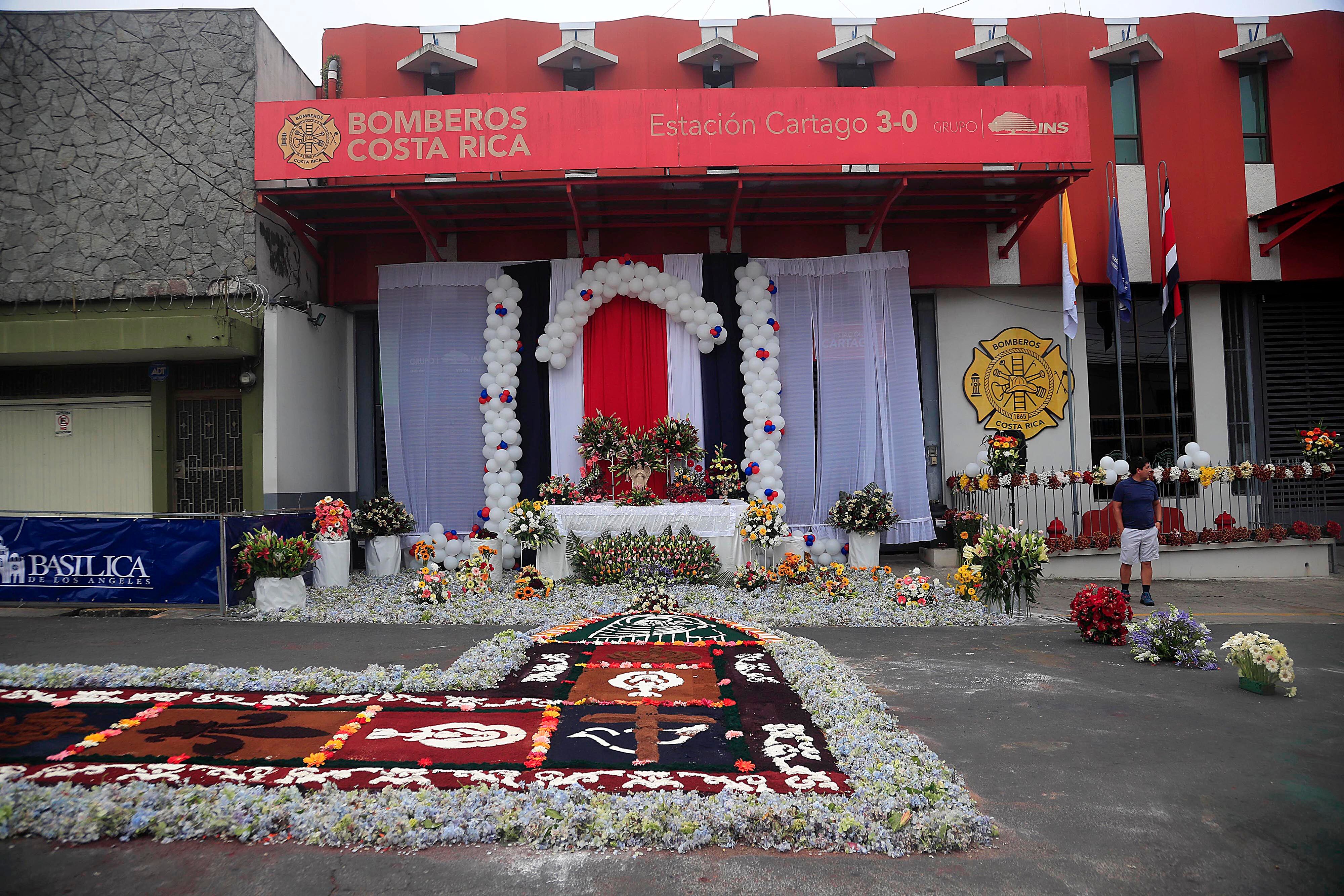 03/09/2023 Cartago. Desde la media noche, decenas de personas de diferentes comunidades de la provincia empezaron a elaborar las coloridas y espectaculares alfombras para formar una sola de poco más de kilómetro y medio, por donde transitó la imagen de la Virgen de los Angeles en su retorno a la Basílica. Aserrín y broza del café coloreados, cal y flores, especialmente rosas, entre otros, dieron forma al manto multicolor para dirigir los pasos de quienes acompañaron a La Negrita en la tradicional Pasada de regreso al Santuario Nacional tras permanecer un mes exacto en la Catedral de Nuestra Señora del Carmen.