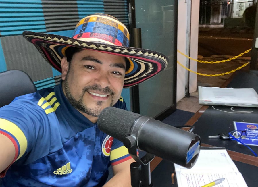 Johnny Barrantes "El Parce", humorista del Manicomio de la risa de radio Omega.
