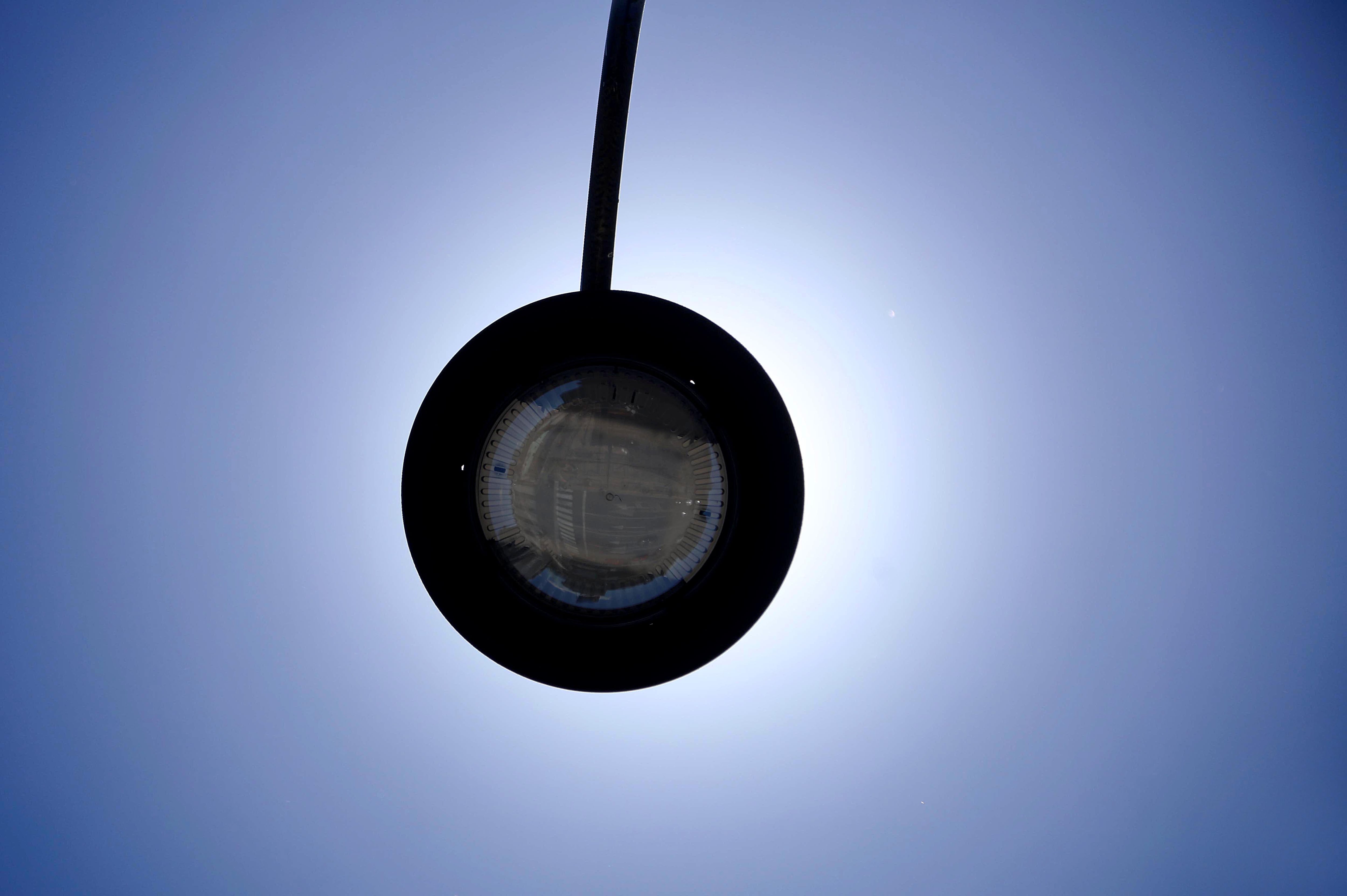 15/04/2024 San José. Este lunes, minutos antes del mediodía, los rayos del sol cayeron perpendicularmente sobre nuestras cabezas y objetos –en un ángulo de 90.°– de modo que la proyección de sombra hacia los lados desapareció. Este fenómeno, conocido como sol cenital o sombra cero, se llama así porque el sol se coloca exactamente encima del cenit “es decir, la intersección de la vertical de un lugar con la esfera celeste”, de acuerdo con el Instituto Meteorológico Nacional (IMN). Desde el centro de la capital, registramos el fenómeno que se dio entre las 11:30 y las 11:40 a.m. Foto: Rafael Pacheco Granados