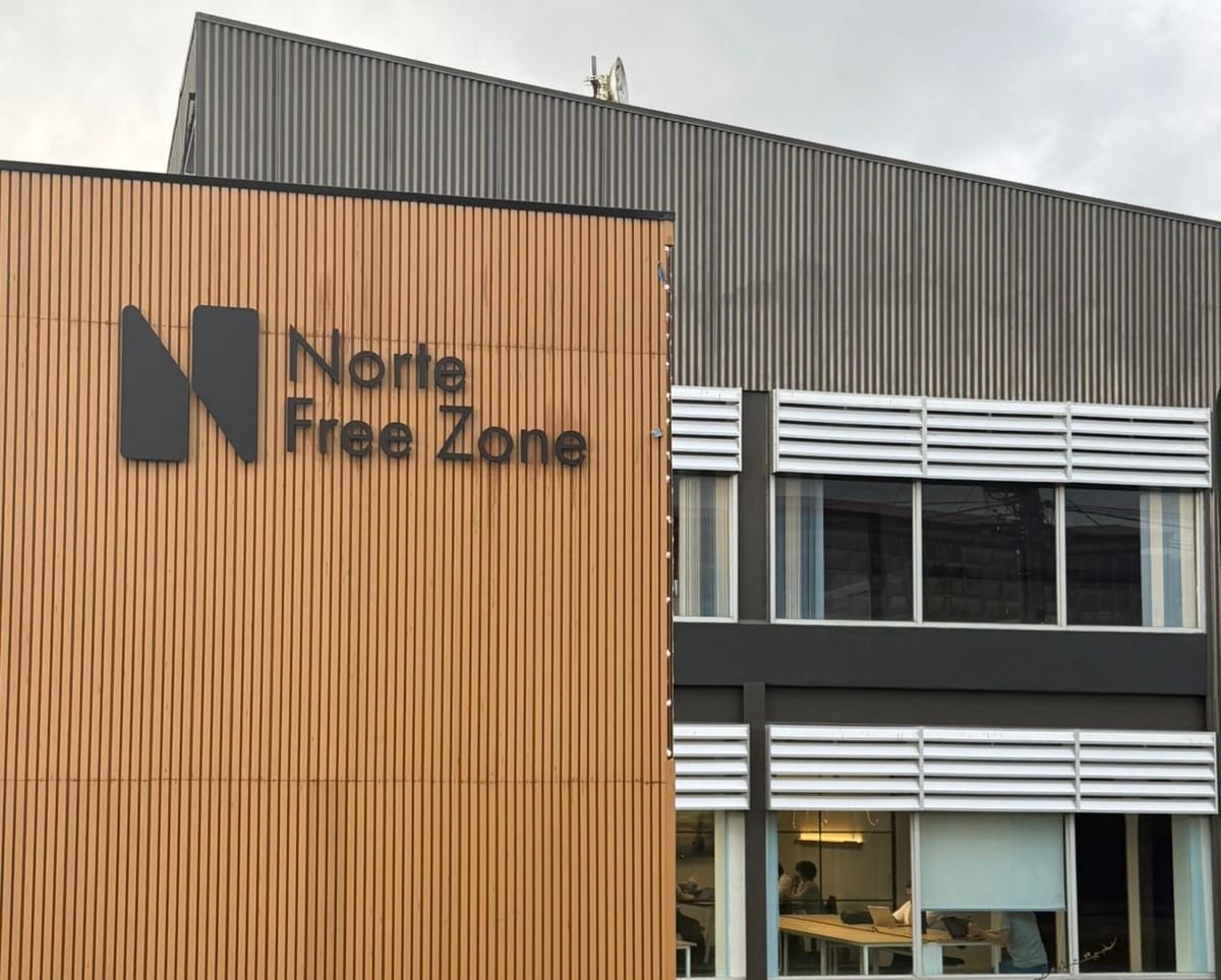 Fachada del parque empresarial Norte Free Zone Park en Ciudad Quesada, San Carlos, donde operan empresas de servicios, agroexportación y agrotech.