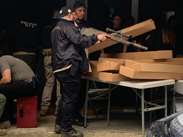 Agentes judiciales y Fiscales descubrieron enorme arsenal a cuatro casas de donde vivía Peña Russell en Atlántida de Limón.