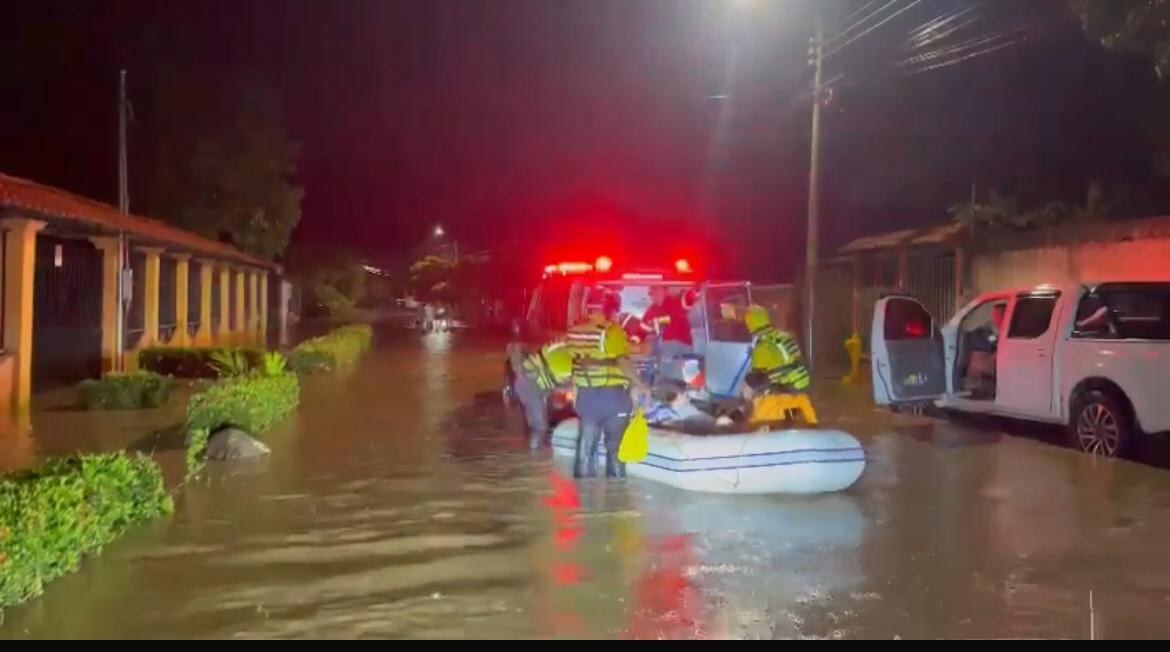 Evacuan a familias afectadas por inundaciones en Puntarenas