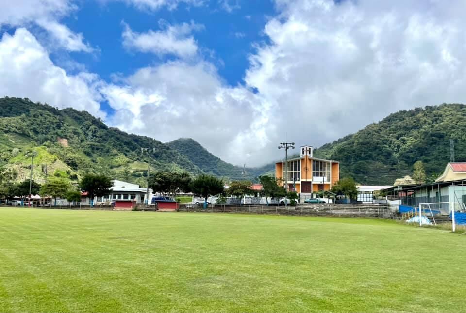 La cancha en el centro de Cachí