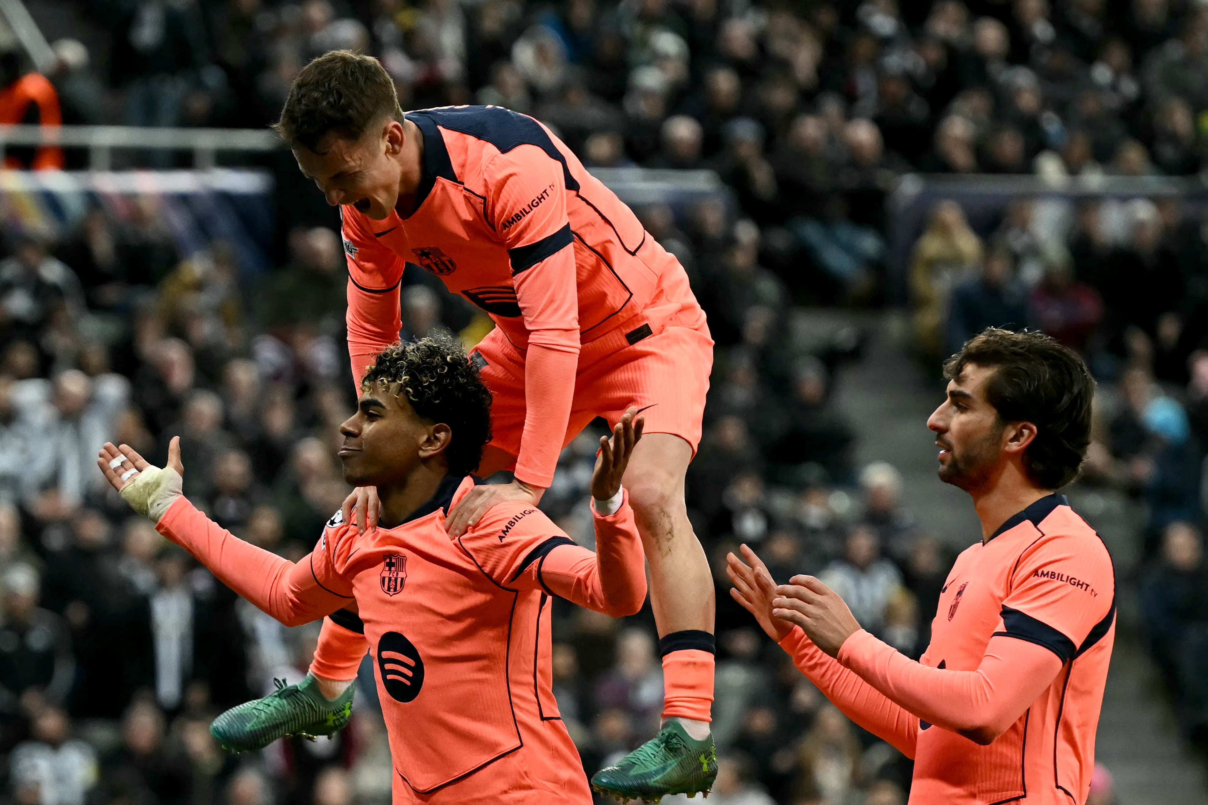 Lamine Yamal celebra con sus compañeros luego de anotarle con el Barcelona al Newcastle, por la Champions League.