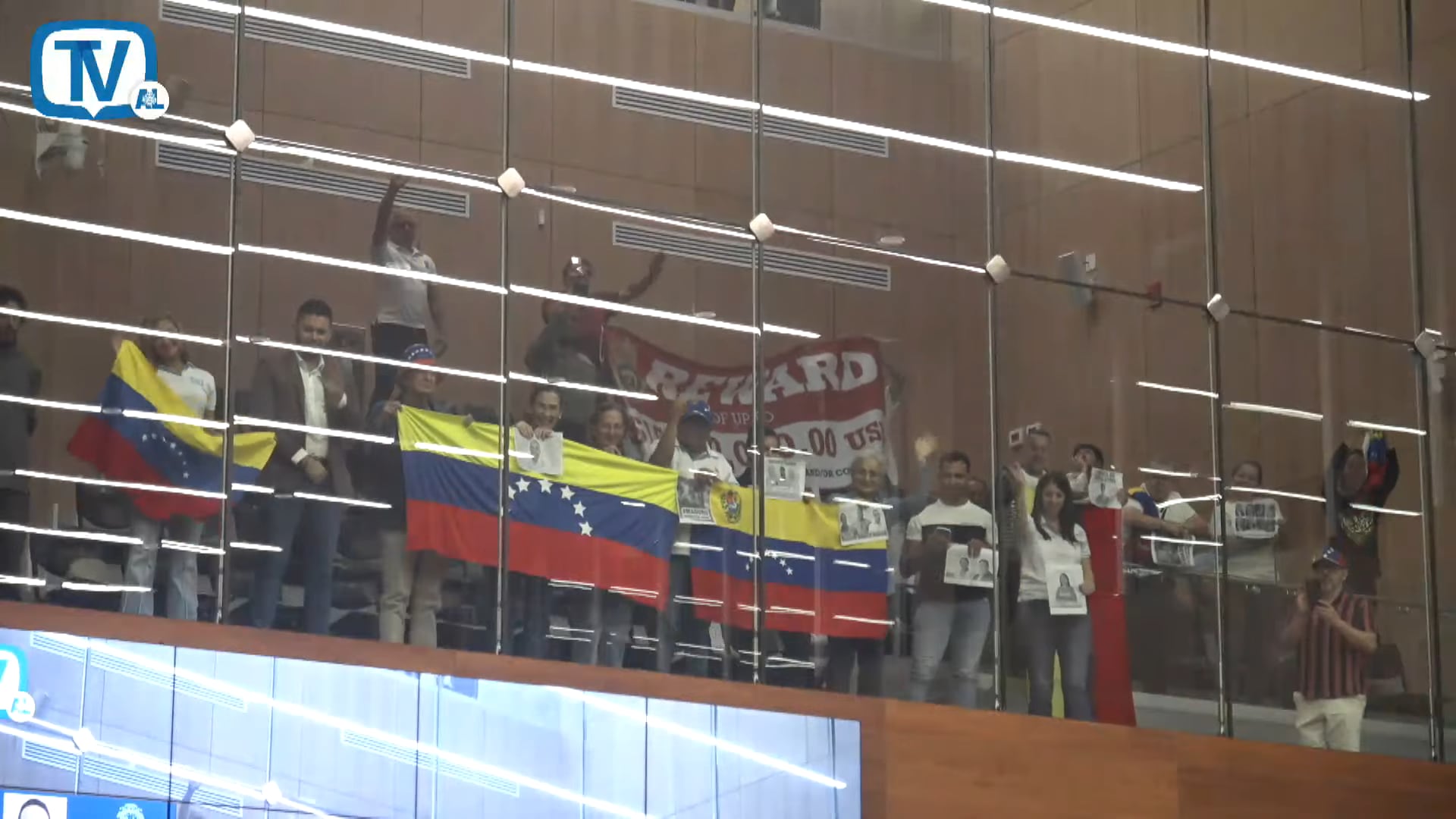 Venezolanos celebraron la moción aprobada en el plenario legislativo.