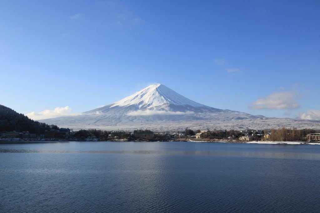 El lago Kawaguchiko es uno de los puntos más accesible y popular de los Cinco Lagos del Fuji, ofreciendo algunas de las vistas más icónicas y hermosas del monte Fuji. Este espejo natural de agua localiza en la prefectura de Yamanashi, a solo dos horas de Tokio.