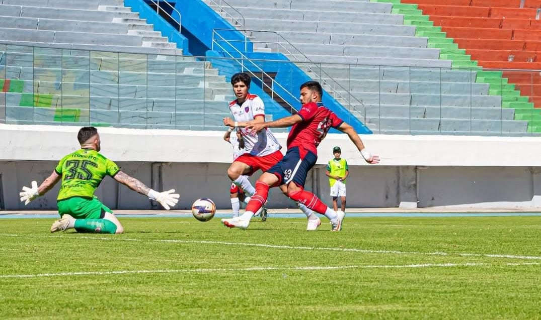 El portero del Wilstermann Cooperativas se negó a atajar un penal en la Copa Simón Bolívar, de Bolivia, en señal de protesta. En la imagen el portero, Gustavo Tesonotte, atajando una acción.
