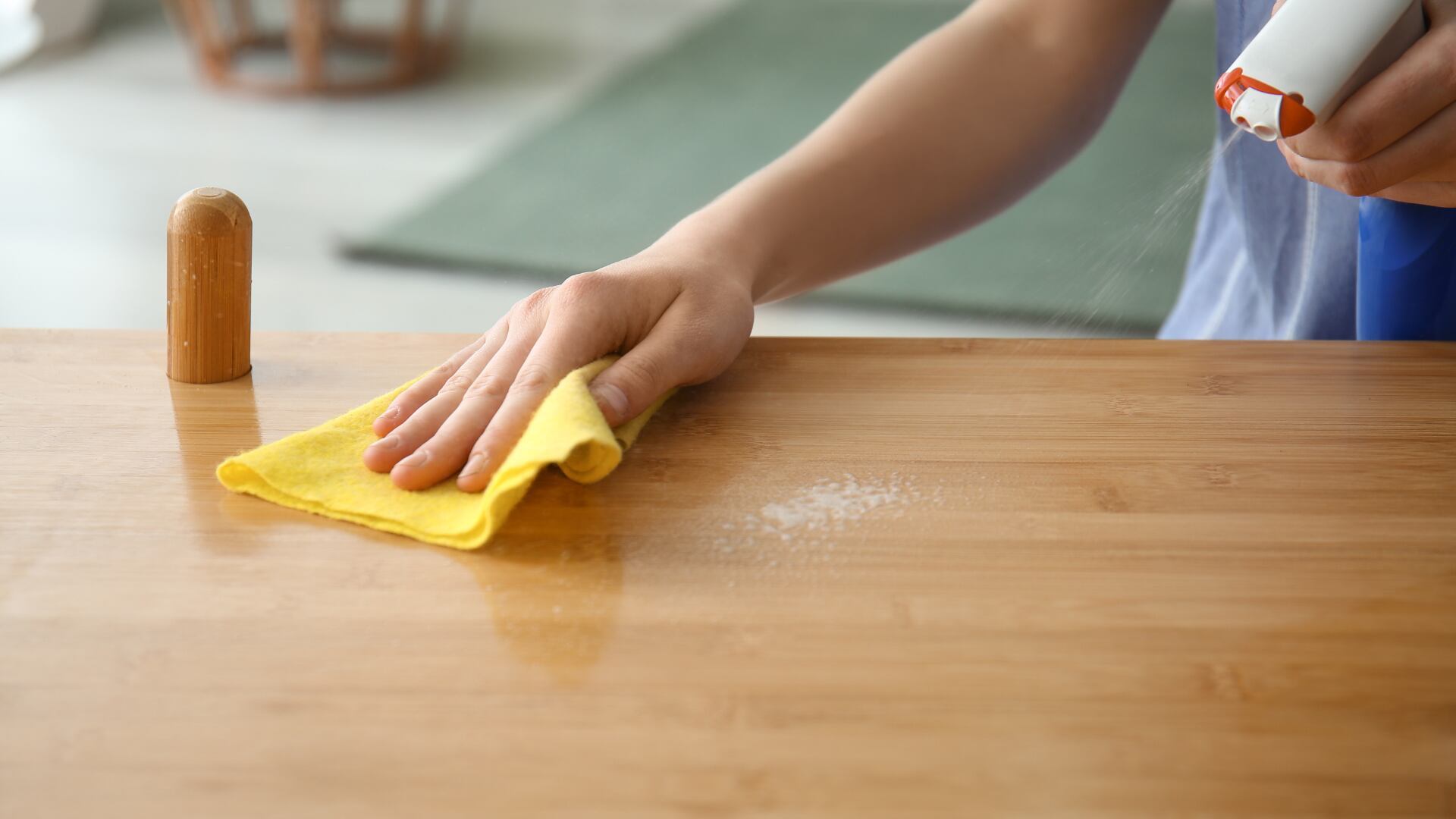 El bicarbonato y el aceite de coco limpian, desinfectan y protegen los muebles de madera sin usar productos químicos.