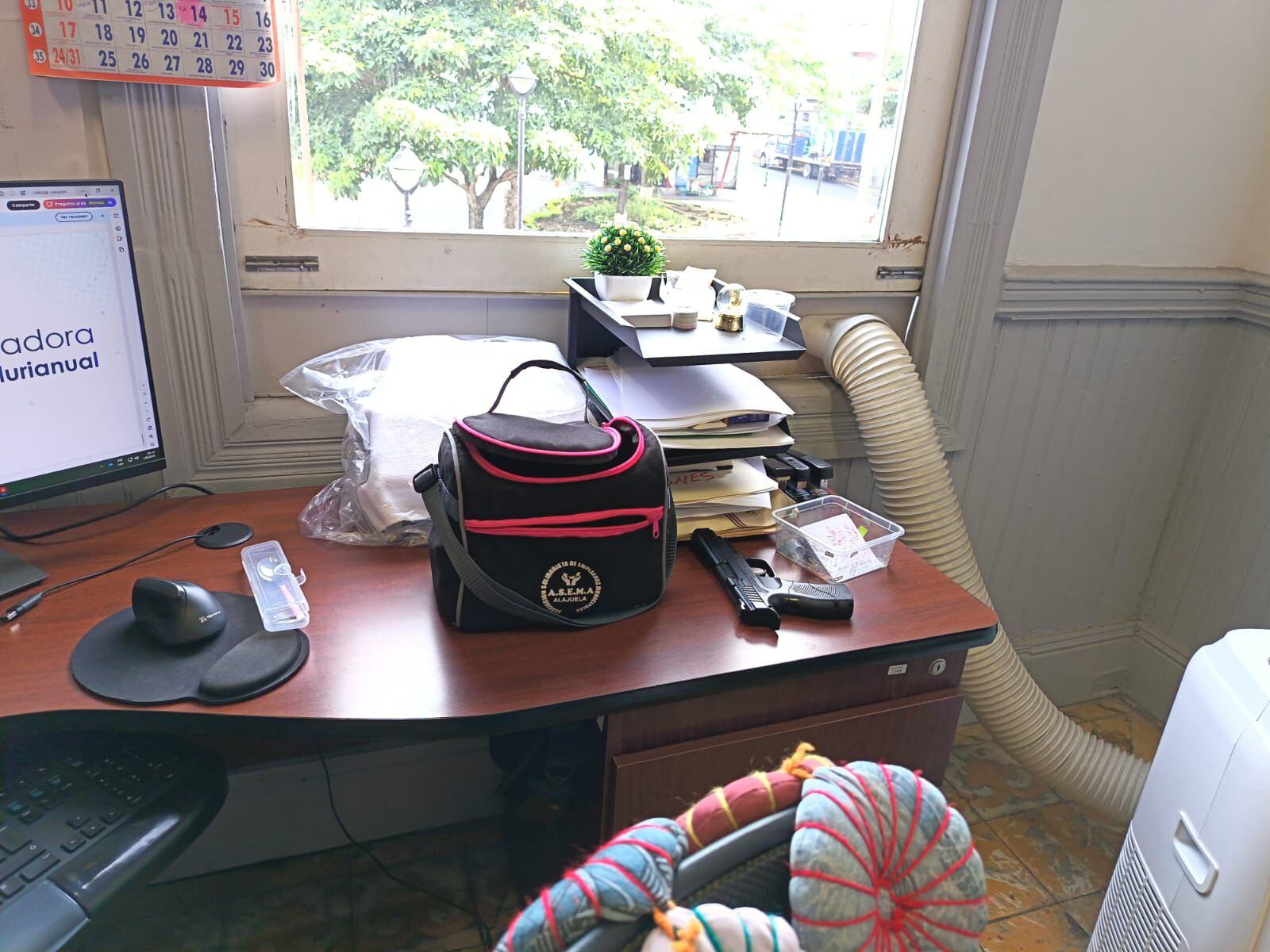 Una trabajadora de la Municipalidad de Alajuela llevó un arma y la colocó en su escritorio este lunes 4 de agosto.