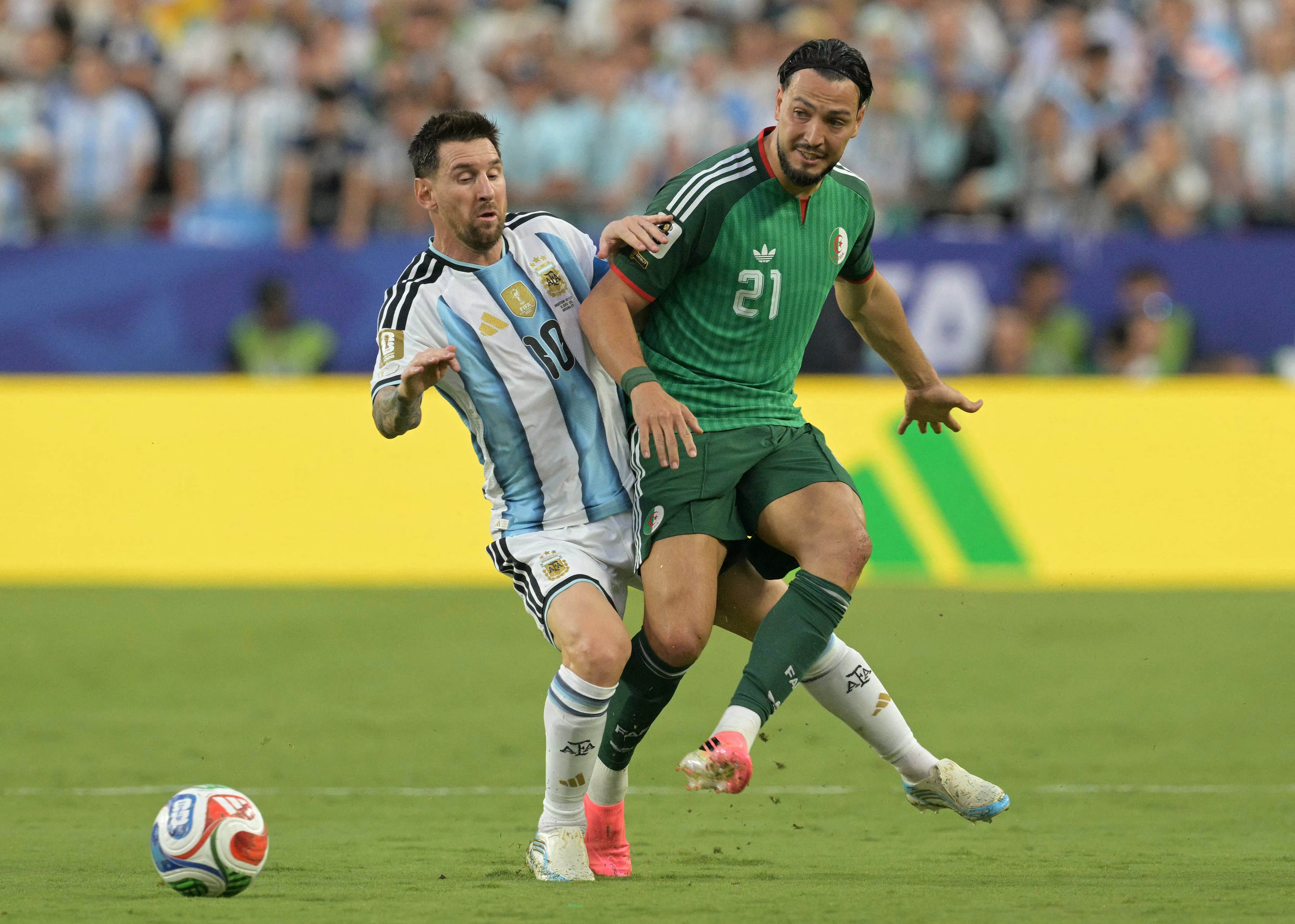 El delantero de Argentina Lionel Messi (#10) y el defensor de Argelia Ramy Bensebaini (#21) durante el partido del Grupo J del Mundial 2026 entre Argentina y Argelia, disputado en el Kansas City Stadium, en Kansas City, el 16 de junio de 2026. (Foto: JUAN MABROMATA / AFP)