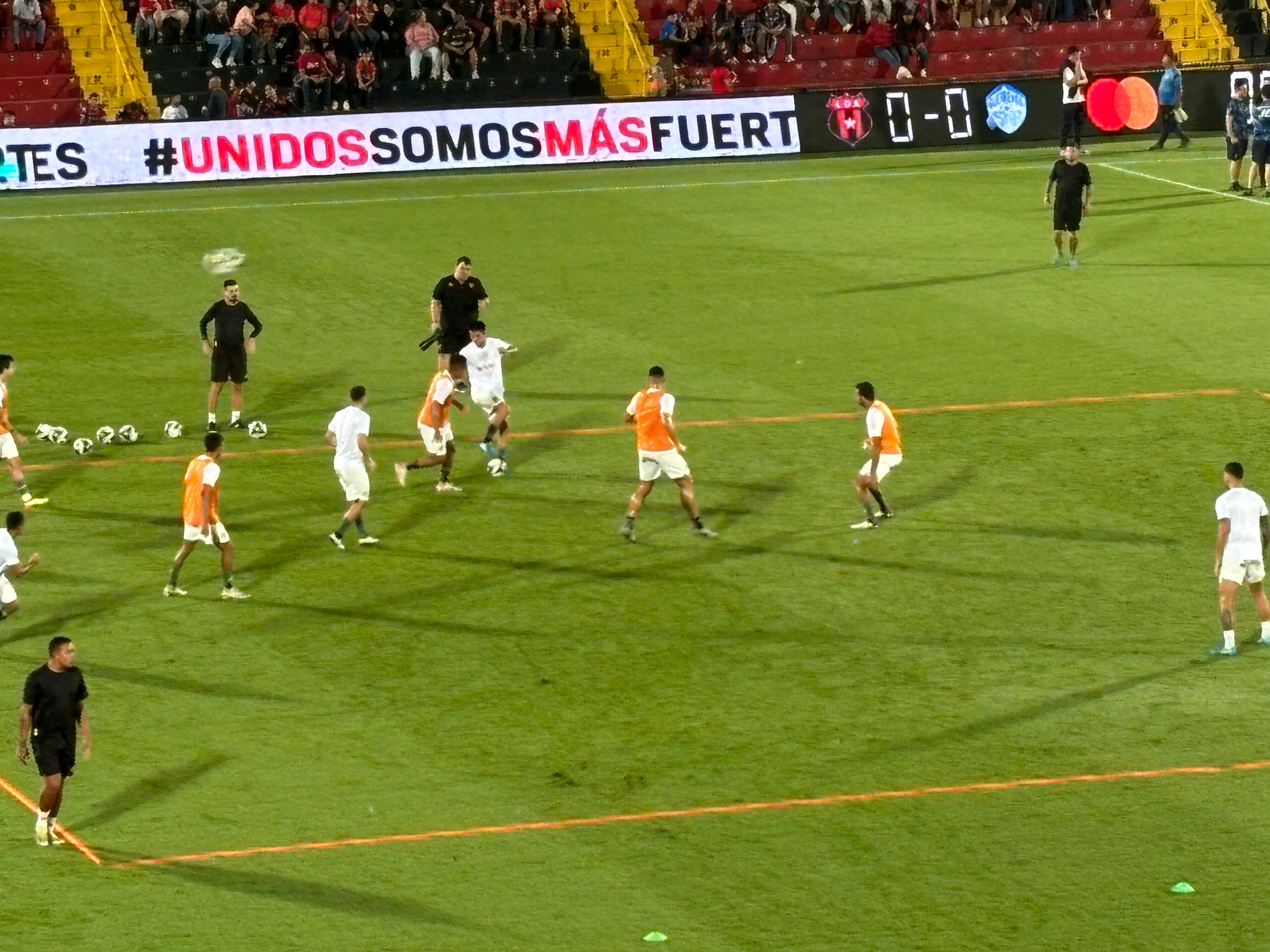 Liga Deportiva Alajuelense efectúa sus ejercicios de calentamiento previo al partido contra Pérez Zeledón en el Estadio Alejandro Morera Soto.